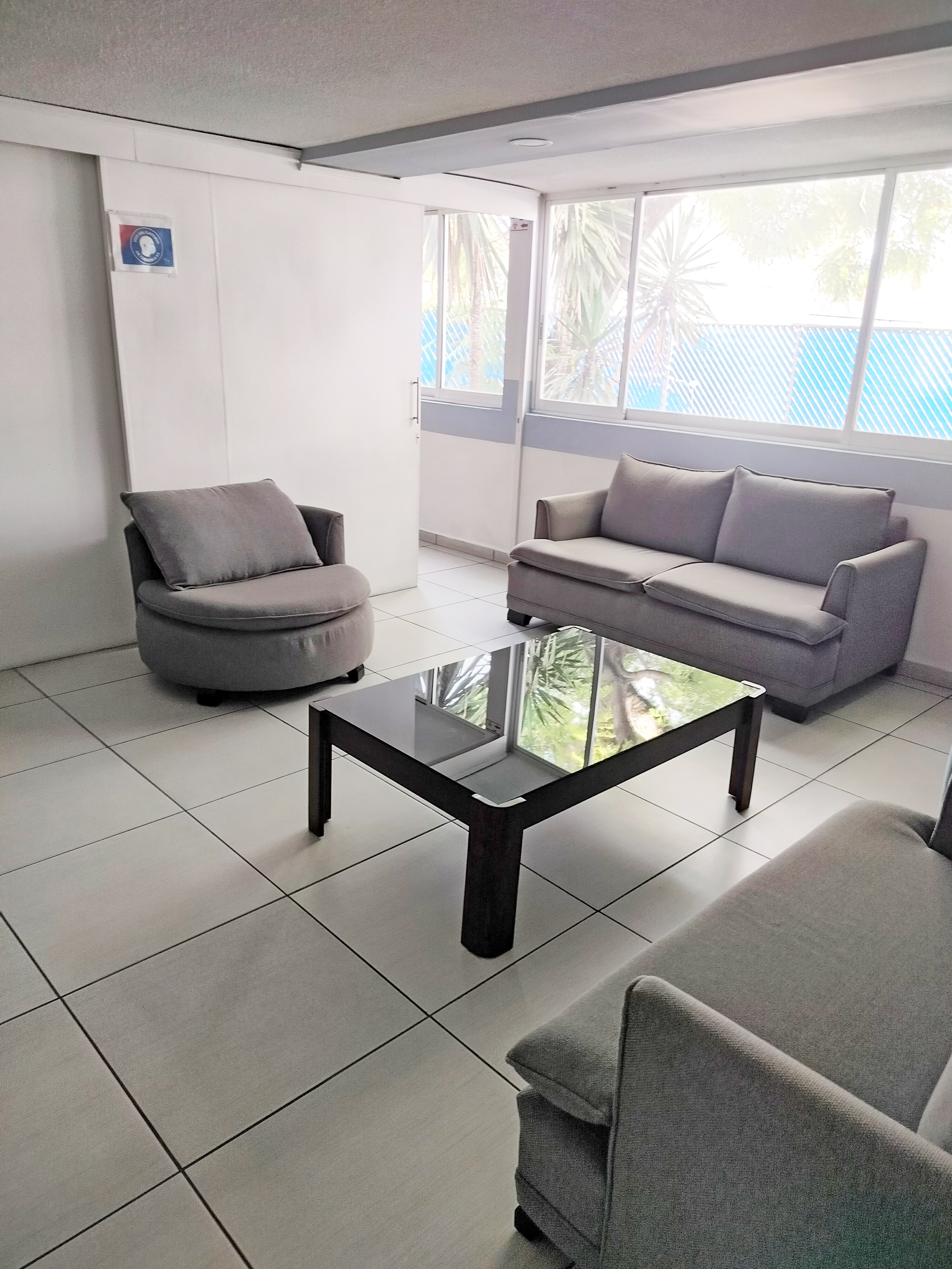 Renta de Consultorios Médicos en Puebla - Diagonal Defensores de la República
¡Impulsa tu práctica médica en un entorno de profesionales de la salud! Ofrecemos consultorios en renta ubicados estratégicamente en una clínica privada sobre la Diagonal Defensores de la República esquina con 18 Poniente en Puebla, una zona de alta afluencia y fácil acceso.
Características del consultorio:
Espacios cómodos y bien iluminados: Consultorios diseñados para proporcionar un ambiente acogedor tanto para e