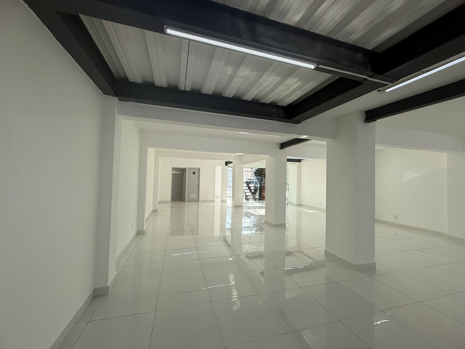 Increíble espacio comercial sobre una de las avenidas más transitadas de la CDMX.
Espacio de 580m2 distribuidos en planta baja y dos niveles con cancelaría de piso a techo que permite una excelente iluminación natural, doble acceso al edificio y espacio de estacionamiento para dos coches. Acabados de lujo en mármol italiano