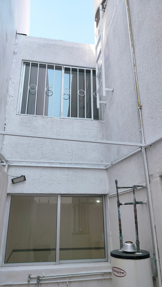 Tiene 3 recámaras con closet, la principal con baño completo y otro baño completo para las demás recámaras, sala-comedor, cocina con cocineta y alacena, medio baño, zotehuela ampliada, cochera para 2 autos.
Está remodelada, tiene puertas nuevas, pintura nueva, closets nuevos, cocineta nueva, muebles de baño nuevos, se pintó en exterior e interior y se impermeabilizó con carpeta asfáltica la azotea.
Lo mejor es el precio $1,590,000 pesos en la zona es difícil encontrar casa de este rango