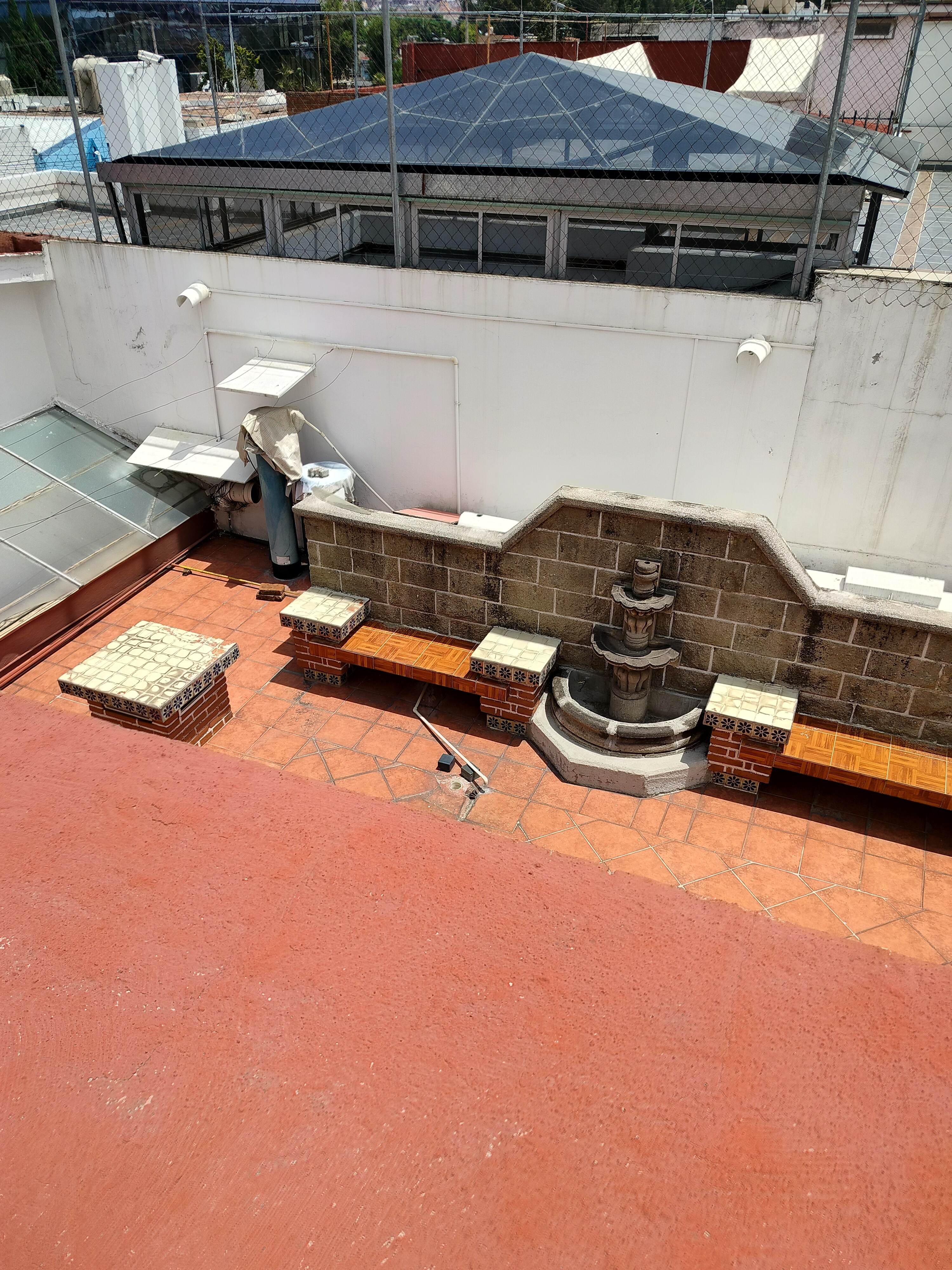 Excelente tanto para casa habitación o comercio, SPA, Clínica de Rehabilitación, Consultorio, Oficinas.
Tiene alberca techada con policarbonato, funcionando con filtros y caldera.
La casa cuenta en planta baja con:
cochera techada para 2 automóviles, Sala comedor, cocina con cocina integral, 1 recámara, baño completo y despacho.
En planta alta:
Tiene 2 recámaras amplias con closets, terraza y baño completo.
En la azotea tiene roofgarden con asador, cuarto de lavado y cuarto de servicio baño
