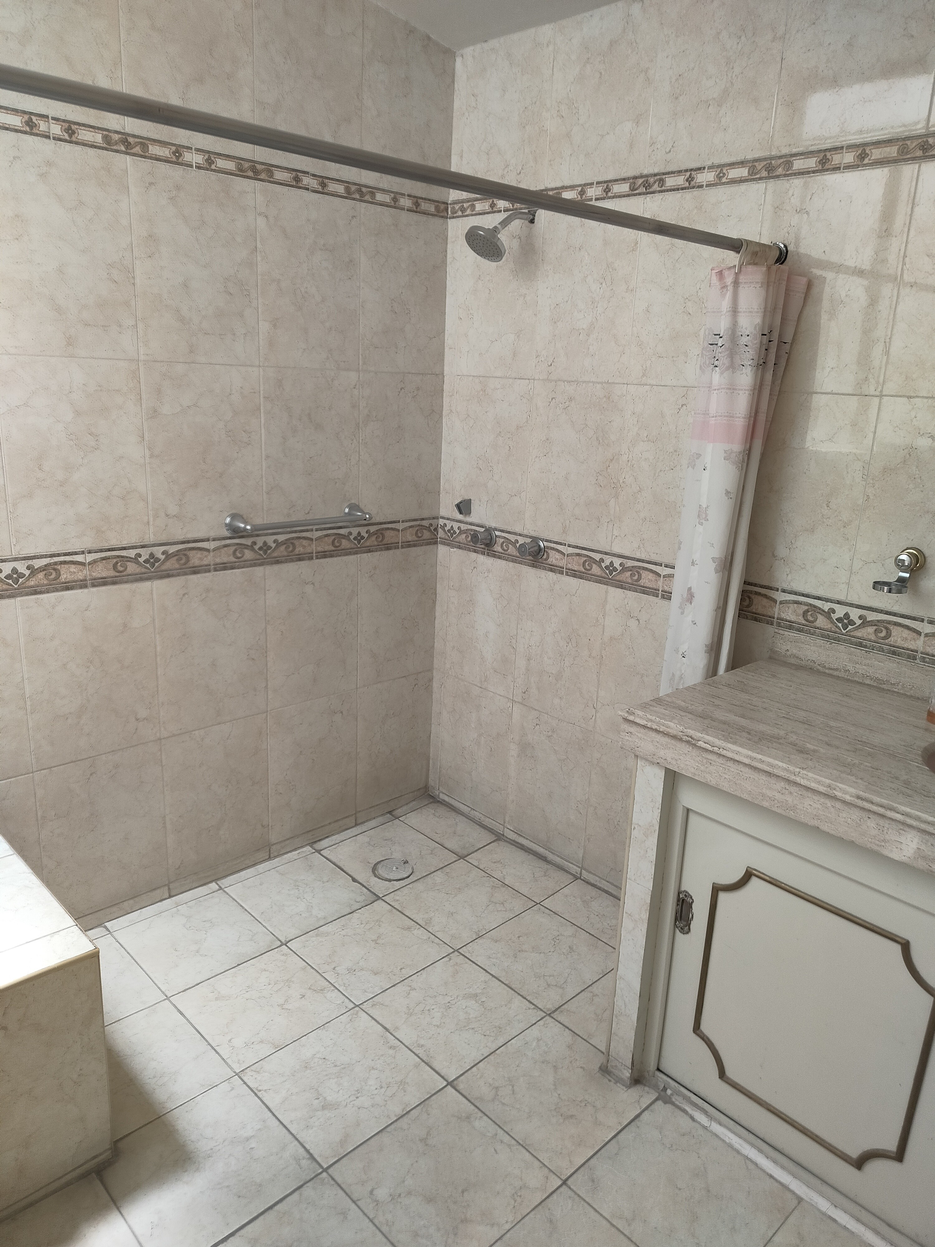 Excelente tanto para casa habitación o comercio, SPA, Clínica de Rehabilitación, Consultorio, Oficinas.
Tiene alberca techada con policarbonato, funcionando con filtros y caldera.
La casa cuenta en planta baja con:
cochera techada para 2 automóviles, Sala comedor, cocina con cocina integral, 1 recámara, baño completo y despacho.
En planta alta:
Tiene 2 recámaras amplias con closets, terraza y baño completo.
En la azotea tiene roofgarden con asador, cuarto de lavado y cuarto de servicio baño