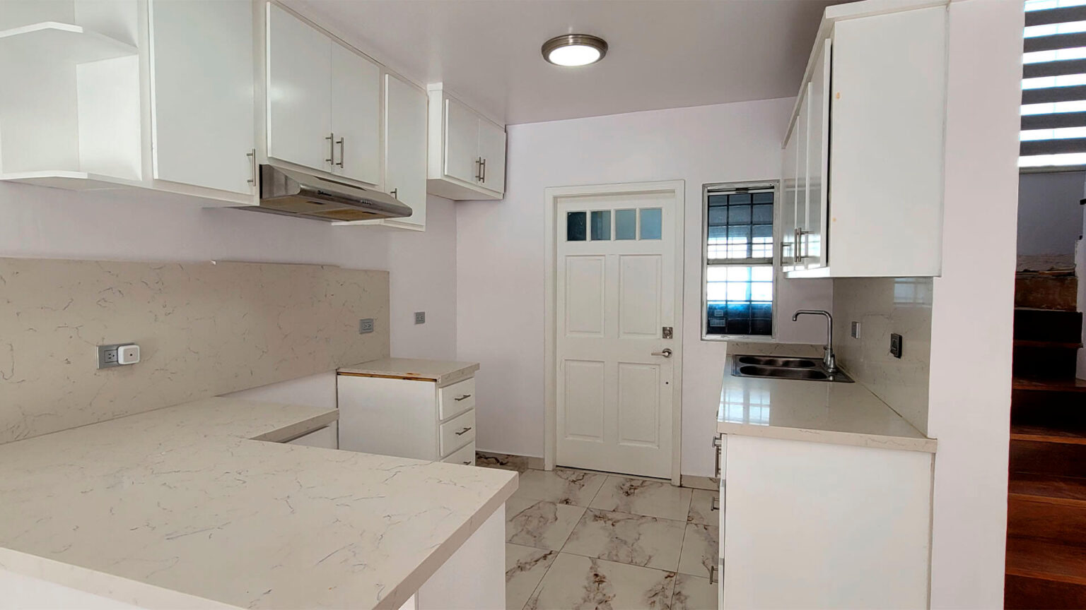 Casa en Renta en Altabrisa
Ubicada en una privada segura y rodeada de residencias de alto nivel, esta impecable propiedad ofrece comodidad y una ubicación privilegiada a minutos de UABC, Tecnológico de Tijuana y la Garita de Otay.
Renta USD $2,100 dlls por mes