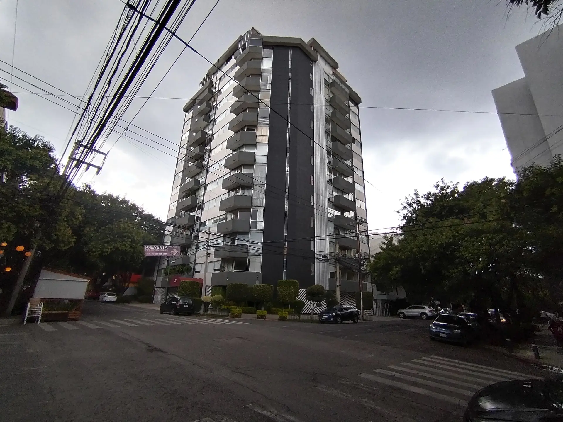 Excelente oportunidad en una de las mejores zonas de la CDMX.
¡Departamento en condominio en venta!
Precio a tratar: $5.8M

✅Descripción:
🔺152 m²
🔺 Antigüedad: 45 años.
🔺2 recámaras con opción a 3.
🔺Recámara principal con baño completo y vestidor.
🔺Sala
🔺Estancia 
🔺Cocina
🔺📺Área de TV o estudio.
🔺2 baños completos.
🔺5° piso.
🔺Balcón.
🔺Cuarto de servicio con baño completo.
🔺Área de lavado.
🔺🚘🚘2 cajones de estacionamiento.
🔺🛂Seguridad 24 Hrs.
🔺2 elevadores.
⚠️Solo Trato Directo