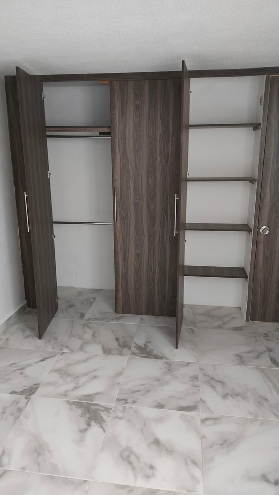 Tiene 3 recámaras con closet, la principal con baño completo y otro baño completo para las demás recámaras, sala-comedor, cocina con cocineta y alacena, medio baño, zotehuela ampliada, cochera para 2 autos.
Está remodelada, tiene puertas nuevas, pintura nueva, closets nuevos, cocineta nueva, muebles de baño nuevos, se pintó en exterior e interior y se impermeabilizó con carpeta asfáltica la azotea.
Lo mejor es el precio $1,590,000 pesos en la zona es difícil encontrar casa de este rango
