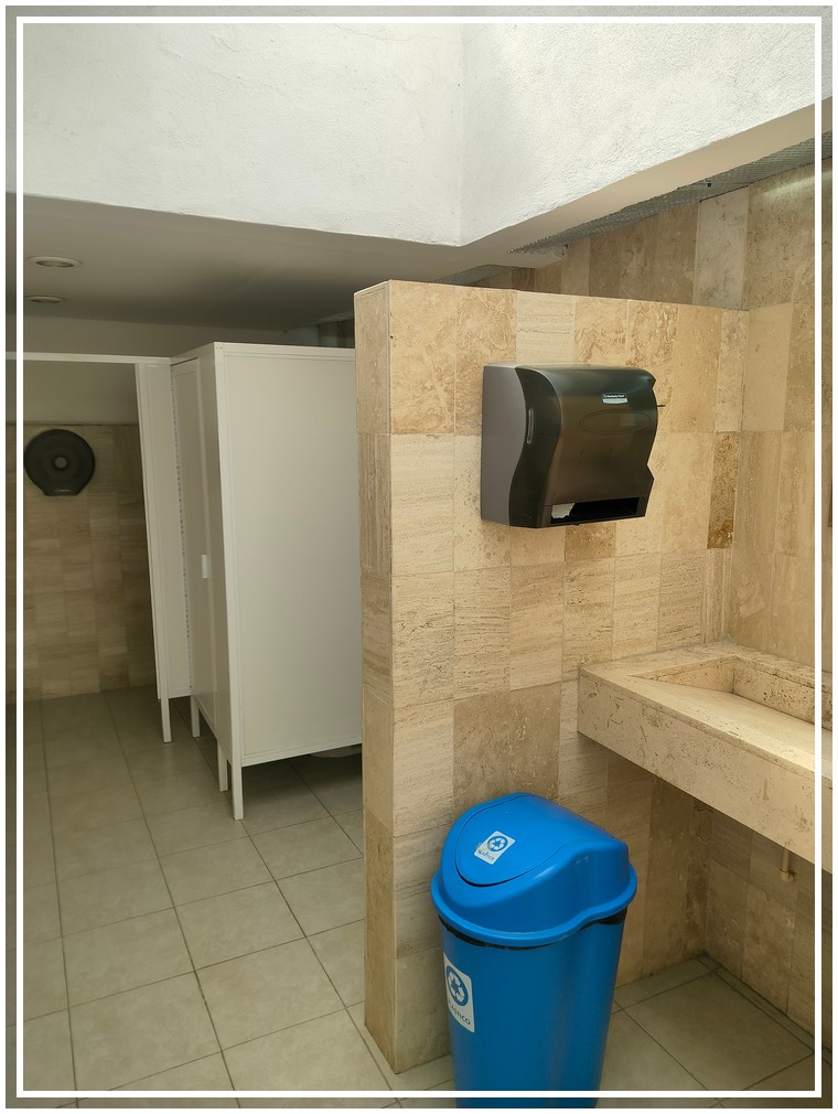 La propiedad en este momento funciona como jardín de eventos, por lo que tiene pergolados fijos, uno de 236 metros cuadrados y otro de 50 metros cuadrados, también cuenta con cocina equipada para eventos, baños para hombres y para mujeres, también tiene una bodega debajo de las escaleras y estacionamiento para 5 vehículos. pero con mucho espacio para estacionarse por ambos frentes incluso con la calle perpendicular que tiene al frente la propiedad.