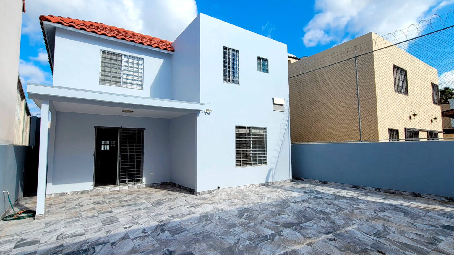 Casa en Renta en Altabrisa
Ubicada en una privada segura y rodeada de residencias de alto nivel, esta impecable propiedad ofrece comodidad y una ubicación privilegiada a minutos de UABC, Tecnológico de Tijuana y la Garita de Otay.
Renta USD $2,100 dlls por mes