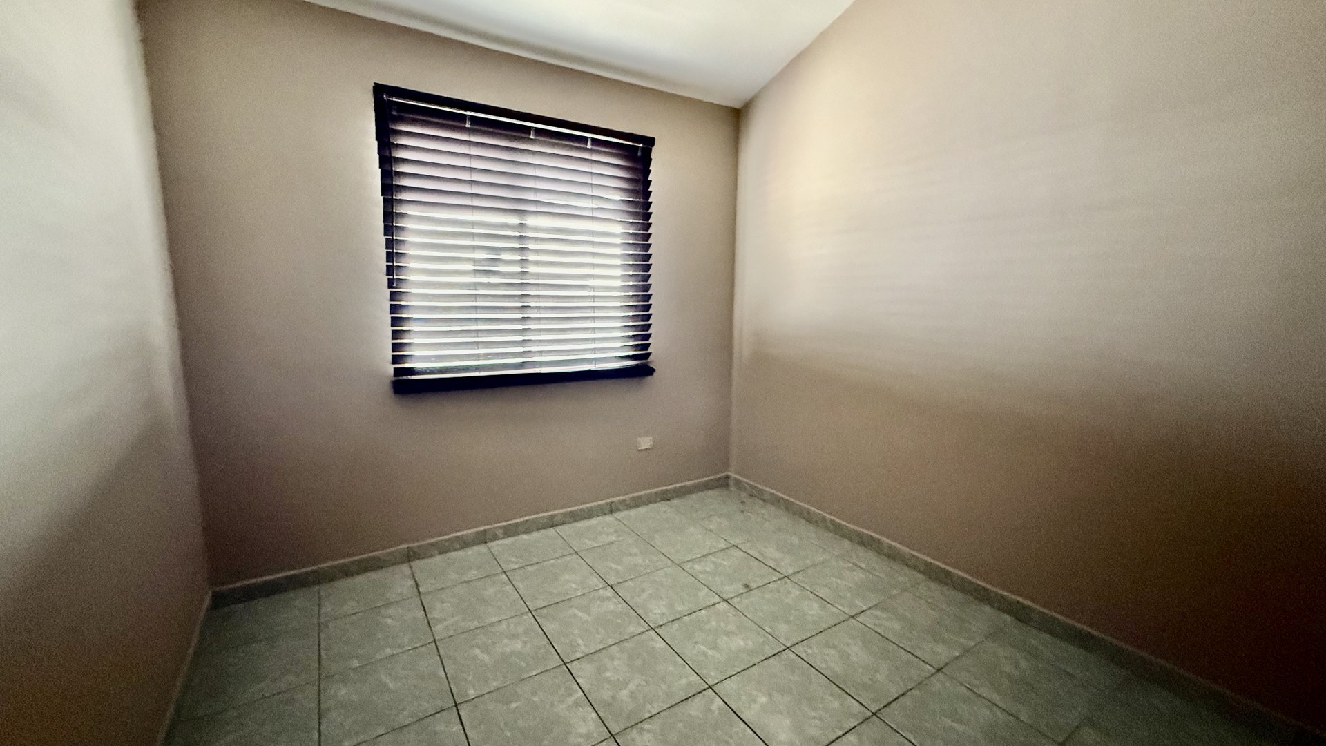 La casa se encuentra dentro de la Privada Tulum en Santa Fe, una zona con acceso inmediato a centros comerciales, parques y escuelas de alta calidad, PRECIO: $ 160,000 Dlls
Características de la Casa:
Distribución en 2 niveles.
1 baño completo y medio baño. Cocina integral. Sala y comedor. Terraza, ideal para colocar una sala de patio y un asador. Boiler y ventiladores de techo incluidos. Estacionamiento techado para 2 automóviles. Agenda tu cita hoy mismo!
Christian@primerobr.com
664-356-1143