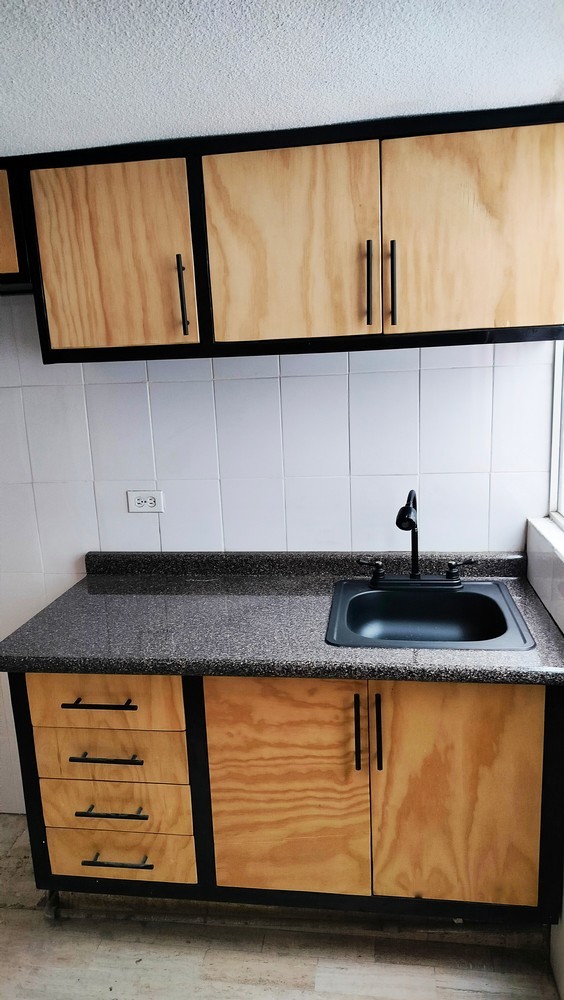 Tiene 3 recámaras con closet, la principal con baño completo y otro baño completo para las demás recámaras, sala-comedor, cocina con cocineta y alacena, medio baño, zotehuela ampliada, cochera para 2 autos.
Está remodelada, tiene puertas nuevas, pintura nueva, closets nuevos, cocineta nueva, muebles de baño nuevos, se pintó en exterior e interior y se impermeabilizó con carpeta asfáltica la azotea.
Lo mejor es el precio $1,590,000 pesos en la zona es difícil encontrar casa de este rango