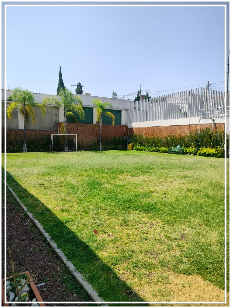 La propiedad en este momento funciona como jardín de eventos, por lo que tiene pergolados fijos, uno de 236 metros cuadrados y otro de 50 metros cuadrados, también cuenta con cocina equipada para eventos, baños para hombres y para mujeres, también tiene una bodega debajo de las escaleras y estacionamiento para 5 vehículos. pero con mucho espacio para estacionarse por ambos frentes incluso con la calle perpendicular que tiene al frente la propiedad.