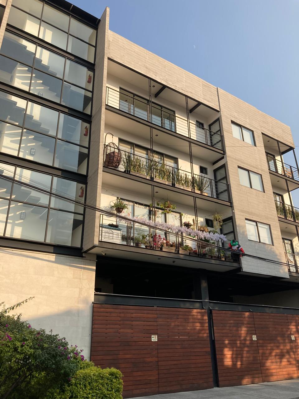 Trato Directo.
*PRECIO VENTA $9.500,000.00 MXN.
MANTENIMIENTO: $3,000.00
NO BROKERS NI INMOBILIARIAS.

Descripción General:
*4° PISO.
*SALA / ESTANCIA.
*COMEDOR.
*COCINA CON COCINA INTEGRAL.
*ÁREA DE LAVADO.
*4 RECÁMARAS.
*2 BAÑO COMPLETOS.
*2 CAJONES DE *ESTACIONAMIENTO.
*BODEGA.
*ROOF GARDEN PRIVADO.
*ELEVADOR.
*VIGILANCIA 24 HORAS.
*PORTON ELECTRÓNICO.
*ANTIGÜEDAD: SIETE AÑOS.
*CONSTRUCCIÓN 176 M².
A solo 5 minutos de Torre Mitikah y del centro comercial Plaza Universidad.
Avenidas Cercanas: Avenida Insurgentes Sur, Circuito Interior, División del Norte.
Se aceptan créditos Bancarios, Infonavit, Fovissste.