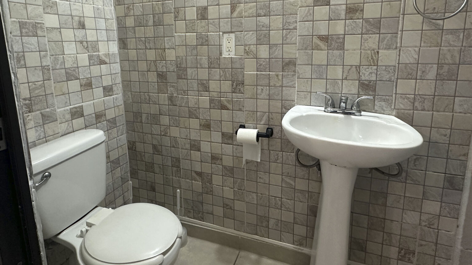 Casa en Venta en Madeira Residencial
¡Vive en un lugar tranquilo y cómodo, diseñado para disfrutar con tu familia! Contáctanos para más información o para agendar una visita.
Espacios:
• 3 recámaras amplias.
• 2 baños completos.
• Patio trasero y pasillo lateral.
• Área de estacionamiento.
Venta MXN $2,500,000 pesos