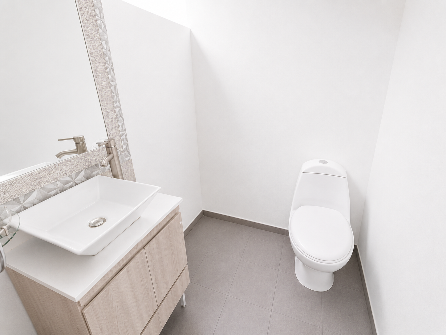 *PRECIO RENTA $40 K.
MANTENIMIENTO: $2,000.00

Descripción:
*CASA VERTICAL.
*SALA / ESTANCIA.
*COMEDOR.
*COCINA CON COCINA INTEGRAL.
*AREA DE LAVADO.
*4 RECAMARAS.
*3 ½ BAÑOS
*2 CAJONES DE ESTACIONAMIENTO.
*CUARTO DE SERVICIO.
*TERRAZA SEMI TECHADA.
*VIGILANCIA 24 HRS.
*CONSTRUCCIÓN 153 M².