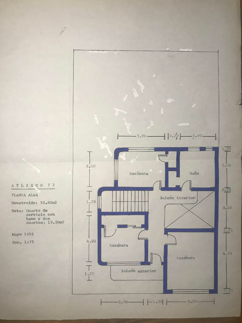 EN COL. CONDESA, con 240 M2 de terreno (frente de 12 M) y 320 M2 construidos ; orientación oriente-poniente.
Sólida construcción de 1939, con cimentación y capacidad de ampliación de dos niveles más, y sin ninguna afectación por temblores de 1985 y 2017.