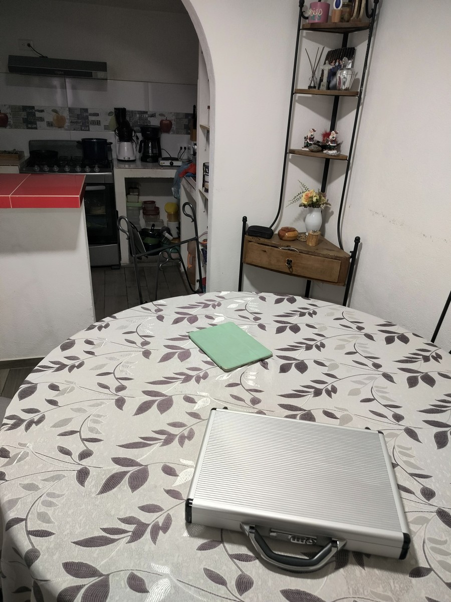Fraccionamiento con vigilancia privada 24 horas y acceso restringido, con 3500 metros de áreas verdes para uso exclusivo de los habitantes del fraccionamiento.
Es una casa en Esquina tiene 2 recámaras, sala comedor, cocina ampliada, zotehuela, espacio para medio baño en PB, Baño completo arriba, cochera para 1 auto y área de lavado, tiene el uso exclusivo de un extra de terreno el cual no entra en escrituras pero se usa como patio de la casa.
Tiene cisterna con bomba y gas natural.