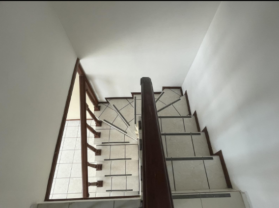 Excelente oportunidad para adquirir casa en una de las colonias más buscadas en Metepec. En privada con portón eléctrico. Cerca de la parroquia de casa blanca.