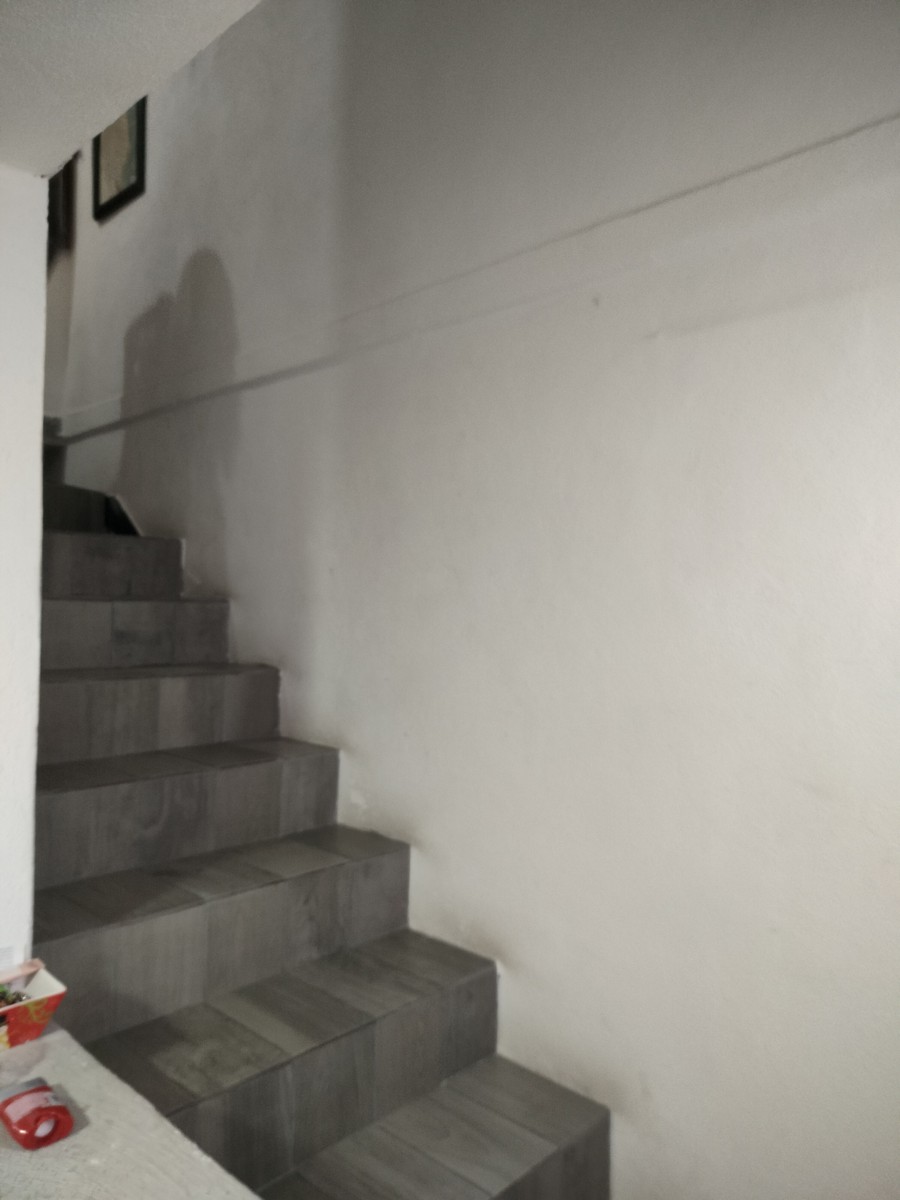 Fraccionamiento con vigilancia privada 24 horas y acceso restringido, con 3500 metros de áreas verdes para uso exclusivo de los habitantes del fraccionamiento.
Es una casa en Esquina tiene 2 recámaras, sala comedor, cocina ampliada, zotehuela, espacio para medio baño en PB, Baño completo arriba, cochera para 1 auto y área de lavado, tiene el uso exclusivo de un extra de terreno el cual no entra en escrituras pero se usa como patio de la casa.
Tiene cisterna con bomba y gas natural.