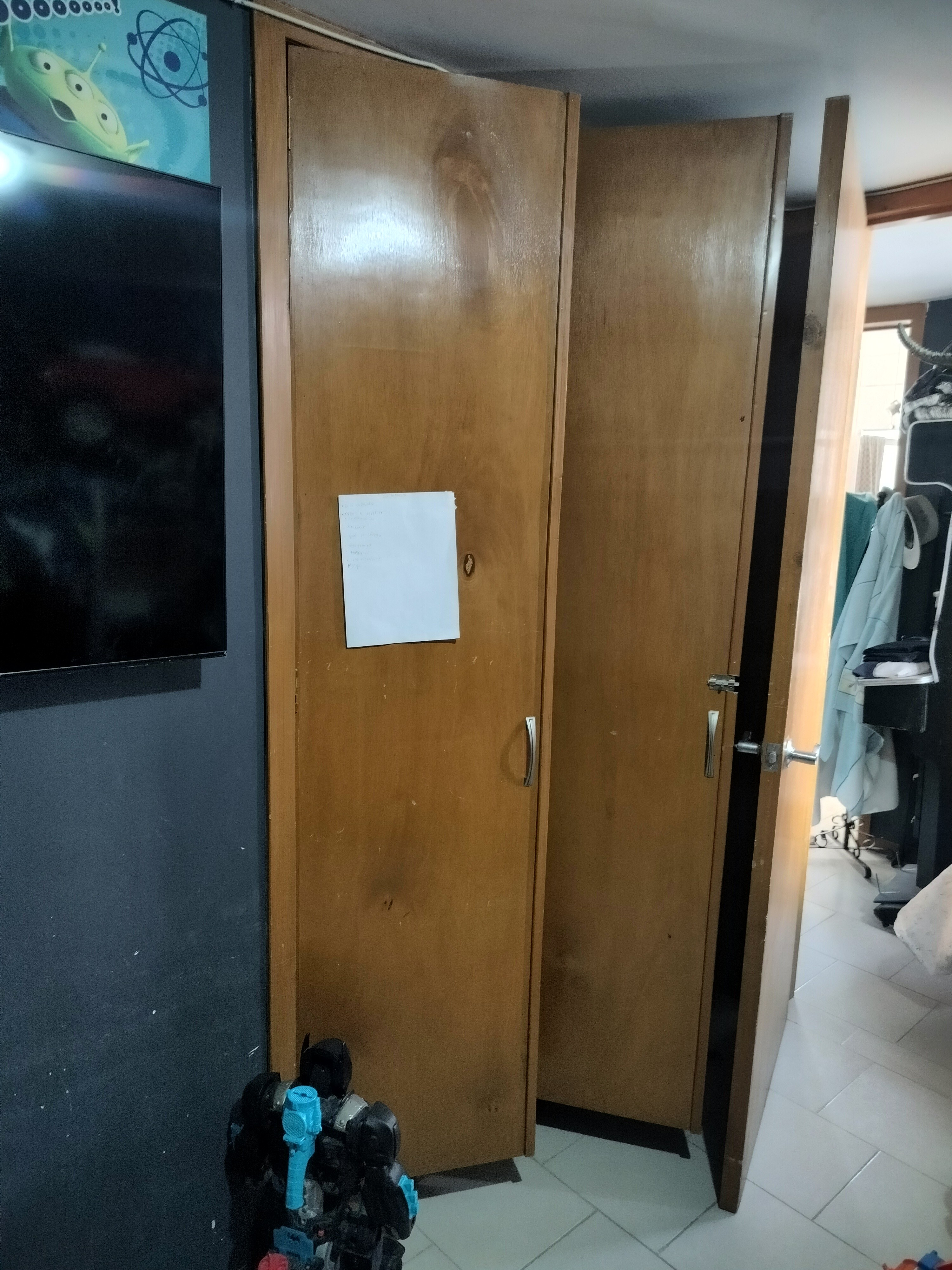 Se encuentra atrás de la UNIPUEBLA, cerca del Coppel Guadalupe y cerca del centro comercial centro sur.
En planta baja cuenta con sala, comedor, cocina amplia con alacena grande le cabe desayunador, tiene medio baño, zotehuela, cochera para 1 auto y cisterna.
En planta Alta tiene 2 recámaras de muy buen tamaño con closets grandes, baño completo amplio.
Se puede ampliar la casa para hacerle un piso más con 2 recámaras grandes.
Aceptamos cualquier crédito.