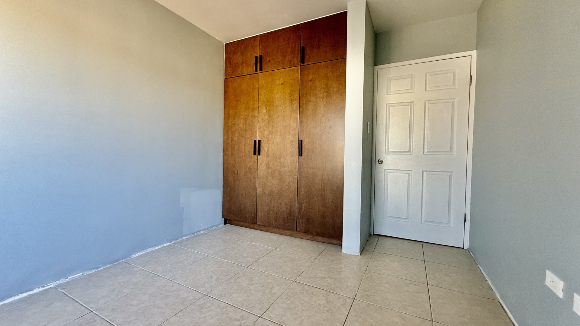 Departamento en Renta en Playas de Tijuana
Su ubicación estratégica te brinda cercanía a centros comerciales, escuelas y áreas recreativas, además de la tranquilidad de vivir en una de las mejores zonas de la ciudad-
Descripción del departamento:
• Recámaras: 3, todas con closets.
• Baños: 2 completos.
• Cocina: Totalmente nueva y moderna.
• Área de lavado: Incluida para mayor comodidad.
Ubicación:
• Piso: Tercer nivel con acceso a través de elevador.
Extras:
• Pet Friendly
Christian Ontiveros