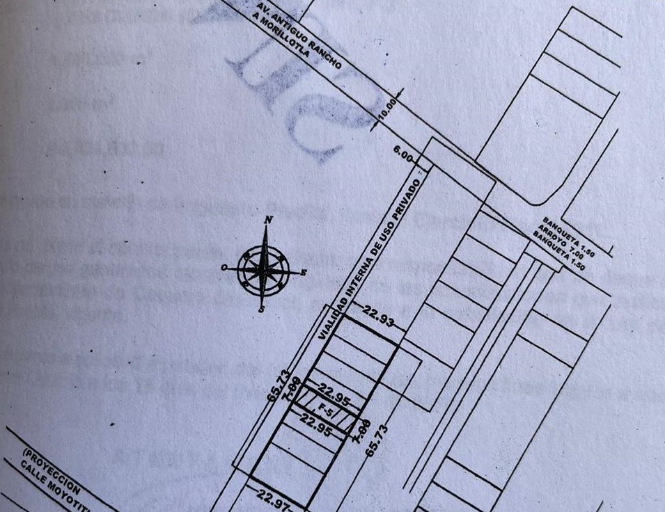 TERRENO UBICADO EN CONJUNTO PEQUEÑO CERRADO CON PORTÓN ELÉCTRICO.
CONTACTO 2221767909
CONJUNTO PEQUEÑO DE 8 PROPIEDADES, CON CONSTRUCCIONES NUEVAS DE
EXCELENTE NIVEL .
IDEAL PARA QUIEN DESEA CONSTRUIR CASA DE NIVEL RESIDENCIAL, EN ZONA CON ALTA PLUSVALÍA..
SE ENCUENTRA CERCA DE ESCUELAS COMO COLEGIO LE BRET, UNION MONTESSORI, INSTITUTO MEXICO, INSTITUTO
MADERO, UDLAP.
ACCESO A DIFERENTES VÍAS DE COMUNICACIÓN: ANTIGUO CAMINO A MORILLOTLA, CAMINO REAL A
CHOLULA, PERIFÉRICO.
ZONA MUY AGRADABLE Y CON ALTA PLUSVALÍA.