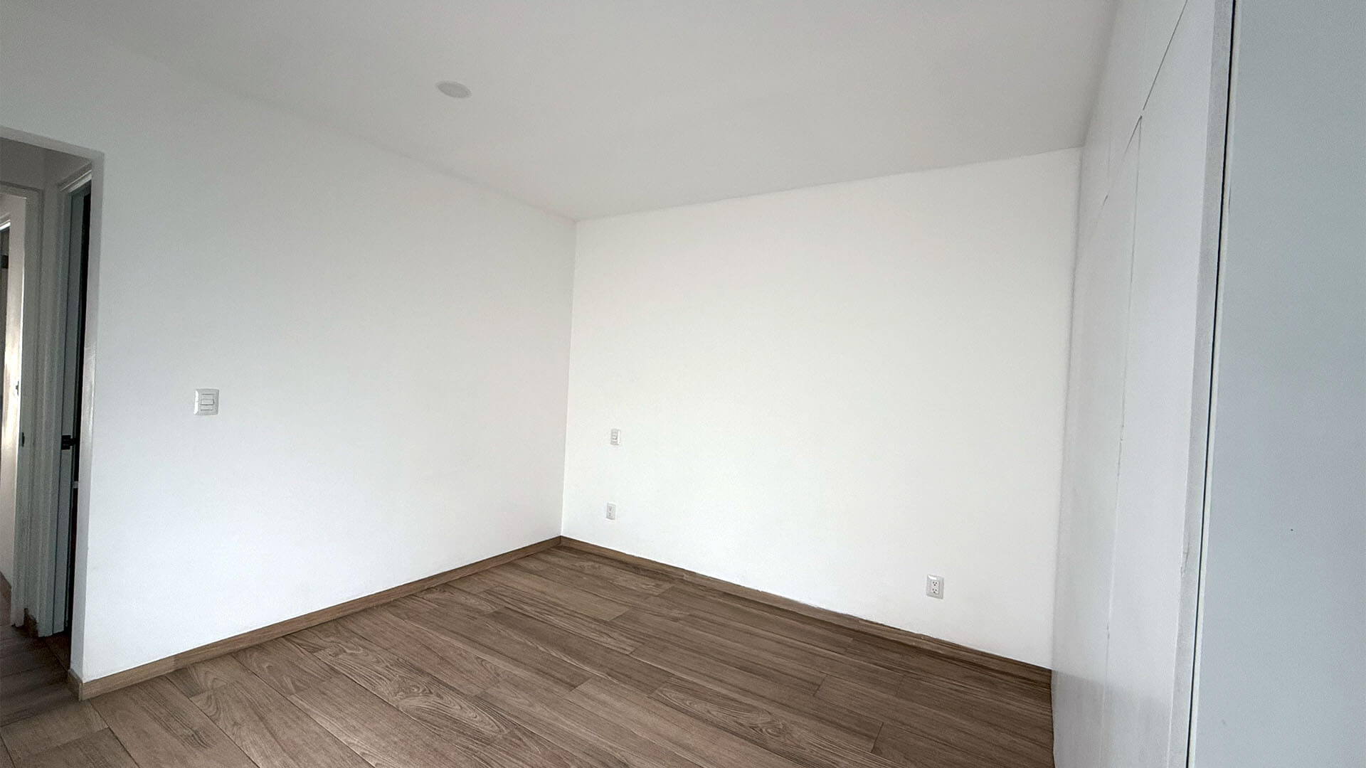 Departamento en Renta en Colonia Marrón
Disfruta de la comodidad y excelente ubicación de este departamento, a solo 10 minutos de la línea internacional de San Ysidro. Su diseño moderno y funcional lo convierte en una opción ideal para quienes buscan confort y accesibilidad.
Renta USD $1,950 dlls por mes