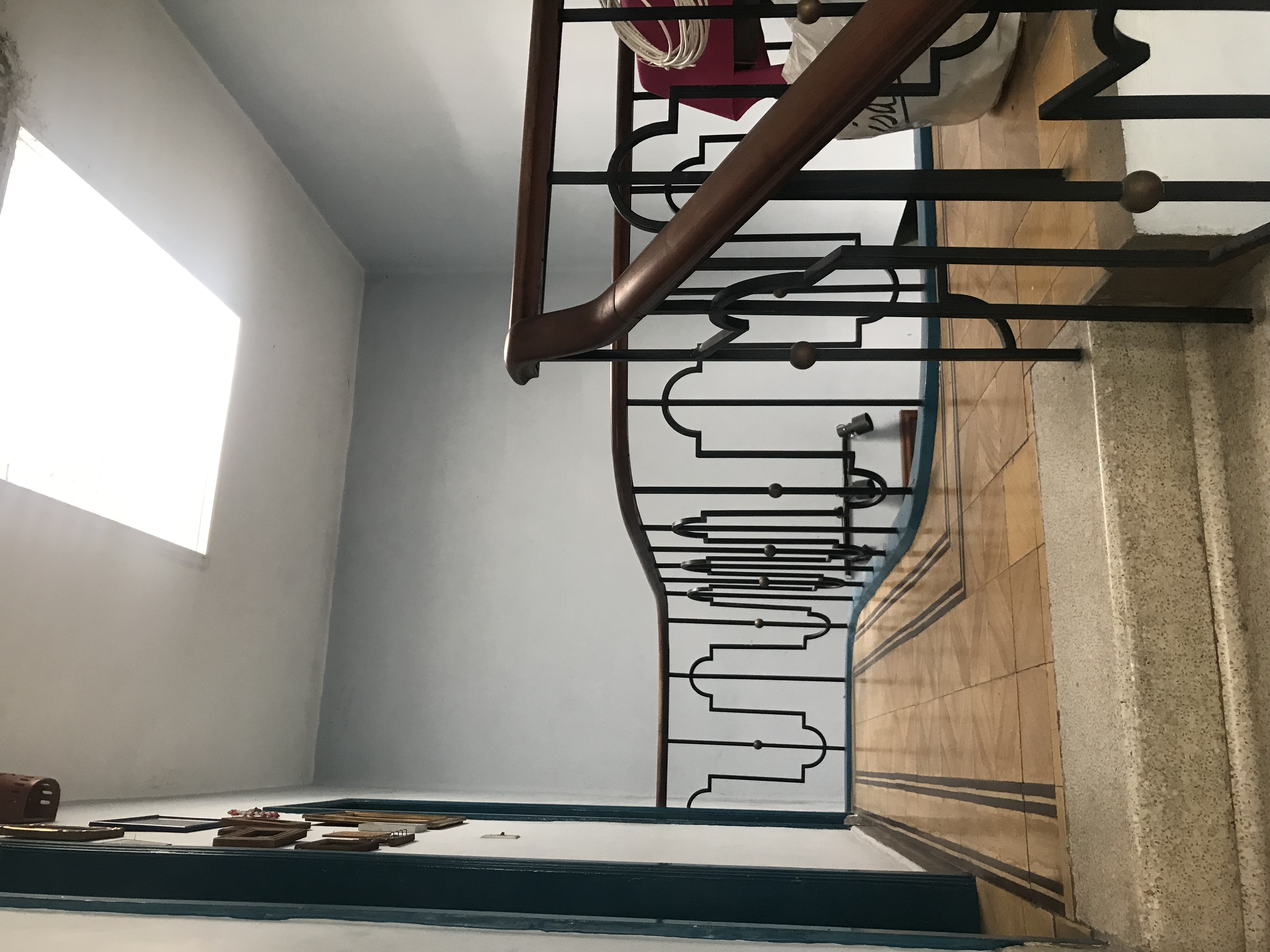 EN COL. CONDESA, con 240 M2 de terreno (frente de 12 M) y 320 M2 construidos ; orientación oriente-poniente.
Sólida construcción de 1939, con cimentación y capacidad de ampliación de dos niveles más, y sin ninguna afectación por temblores de 1985 y 2017.