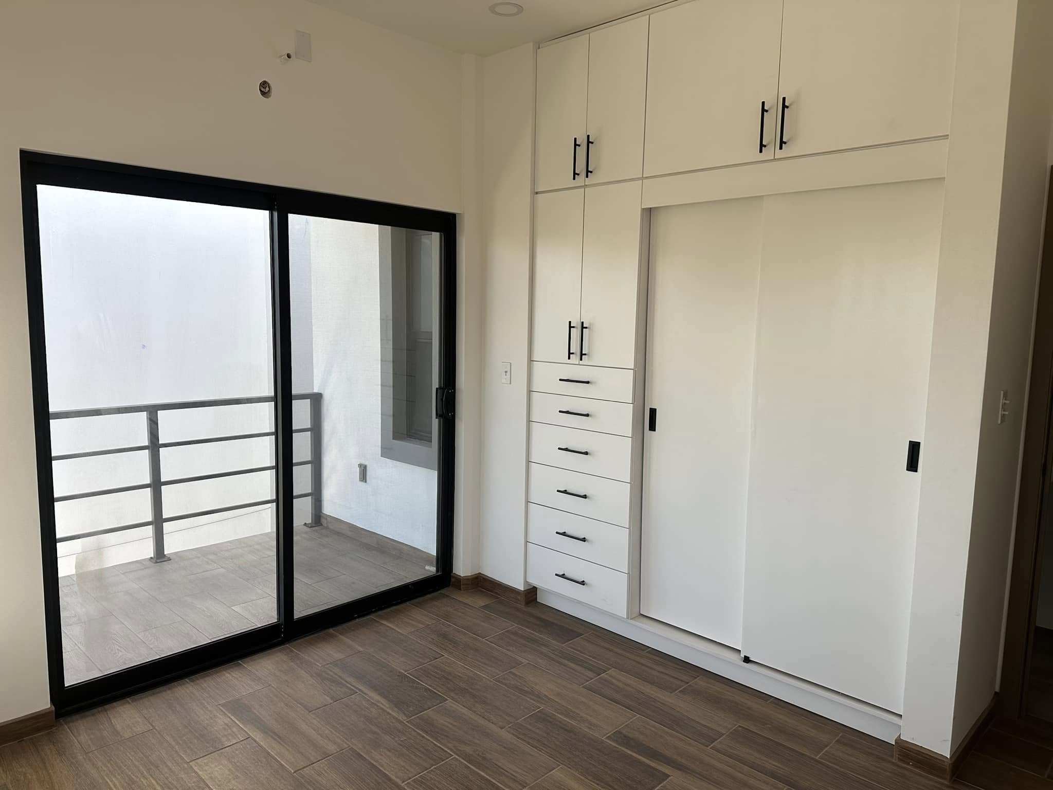 Townhouse en Renta en Avenida Las Ferias
Este acogedor townhouse es perfecto para profesionales o familias que buscan vivir en una ubicación privilegiada en Tijuana, con acceso rápido a diversos servicios y puntos de interés. Si estás interesado en conocer esta propiedad, no dudes en contactarnos para agendar una visita. ¡Te atenderemos con gusto!
Ubicación:
• Situado en Avenida Las Ferias, a solo pasos del Club Britania.
Renta USD $1,600 dlls por mes