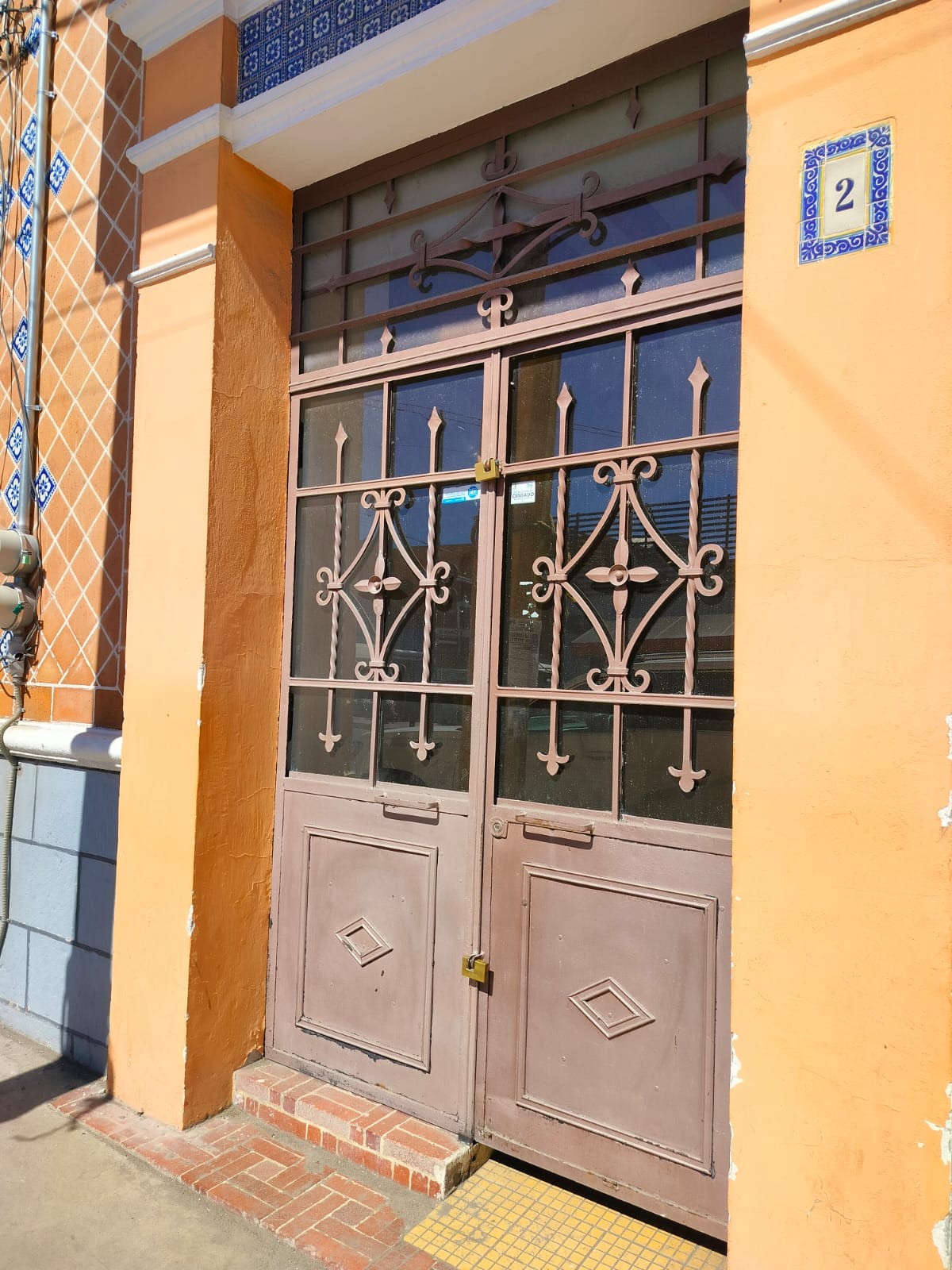 Tiene 338 metros de terreno y 320 de construcción en 1 solo nivel.
La construcción cuenta con varias habitaciones de diferentes medidas, recepción 4 privados, bodegas, patio central, cochera y local independiente.
Es una construcción antigua pero muy bien conservada ya que funcionaba como laboratorio de análisis clínicos.
Se muestra con cita cualquier día de la semana de lunes a domingo.