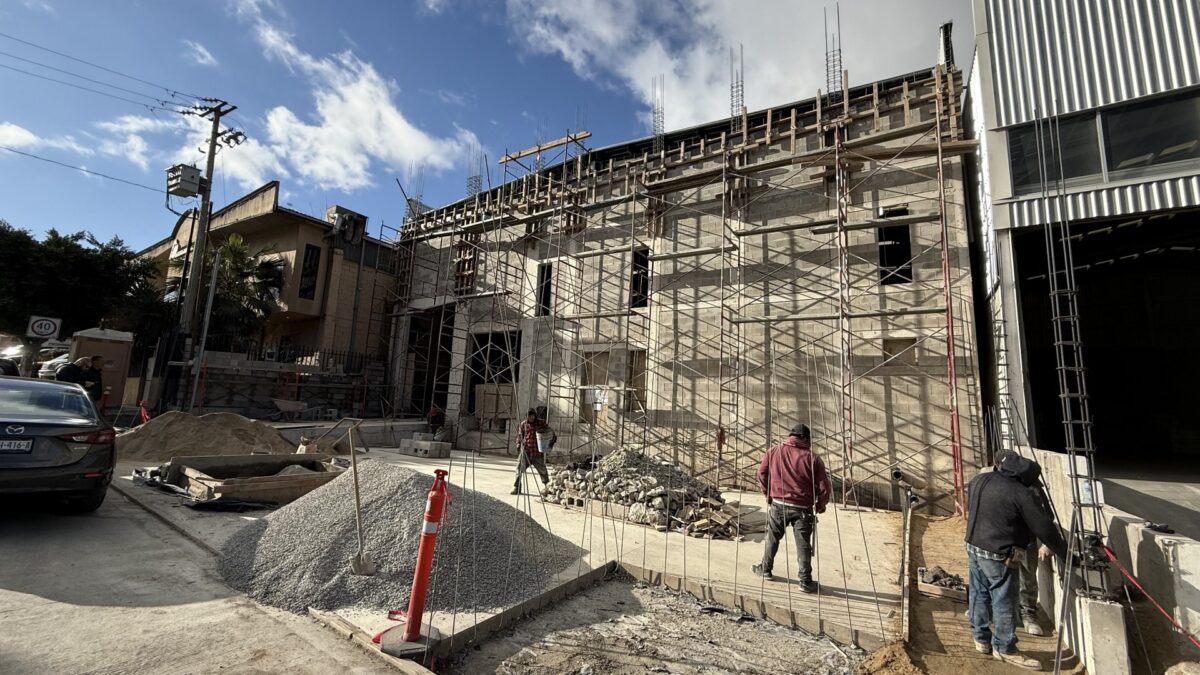Bodega en Renta en Parque Industrial Pacifico
La ubicación, distribución y características hacen de esta bodega una opción ideal para empresas de logística, almacenamiento o distribución, asegurando acceso rápido y óptimo para operaciones comerciales e industriales. Se encuentra sobre la vialidad principal del Blvd. Pacífico, en una de las zonas más comerciales e industriales de Tijuana, ideal para comercialización o distribución de productos.
Renta USD $5,400 dlls por mes