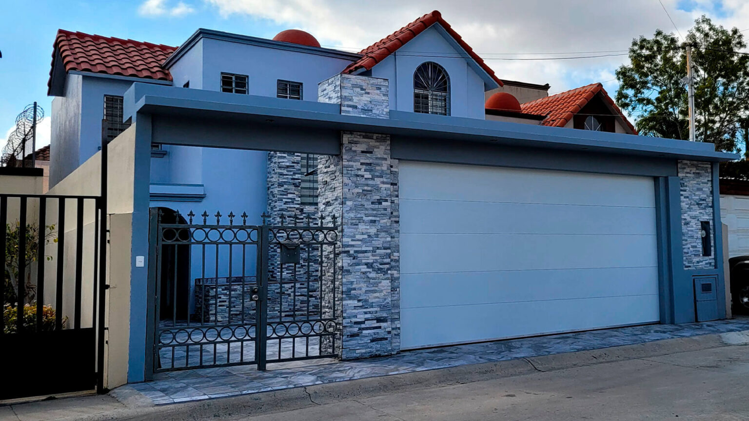 Casa en Renta en Altabrisa

Ubicada en una privada segura y rodeada de residencias de alto nivel, esta impecable propiedad ofrece comodidad y una ubicación privilegiada a minutos de UABC, Tecnológico de Tijuana y la Garita de Otay.

Renta USD $2,100 dlls por mes