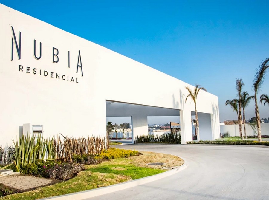 Nubia Residencial es el proyecto más exclusivo de Puebla en la actualidad, conformado por terrenos premium. Casa club con sofisticadas amenidades, amplias áreas verdes, vistas espectaculares hacia el entorno. Inmejorable acceso que brinda seguridad y tranquilidad a los residentes, cerca de Lomas de Angelópolis. La Casa Club cuenta con una superficie de 16’600 metros de jardín arbolado y se sitúa en el corazón verde del proyecto. Está pensada como punto de encuentro de todos los residentes