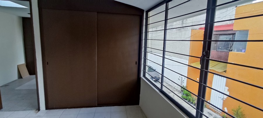 Tiene 3 recamaras, 2 de ellas con closets, sala comedor, cocina, medio baño abajo, baño completo arriba, cochera propia y local con acceso a la calle.
Se muestra con cita
Se encuentra a calle y media de Av. 16 de septiembre Cerca de las colonias: Bugambilias, Vicente Guerrero, Patrimonio, Puebla Textil, San José Mayorazgo, San Manuel, Loma Linda, Puebla Textil.
