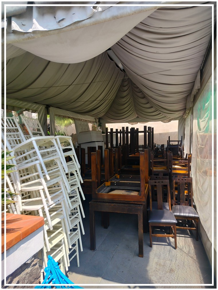 La propiedad en este momento funciona como jardín de eventos, por lo que tiene pergolados fijos, uno de 236 metros cuadrados y otro de 50 metros cuadrados, también cuenta con cocina equipada para eventos, baños para hombres y para mujeres, también tiene una bodega debajo de las escaleras y estacionamiento para 5 vehículos. pero con mucho espacio para estacionarse por ambos frentes incluso con la calle perpendicular que tiene al frente la propiedad.