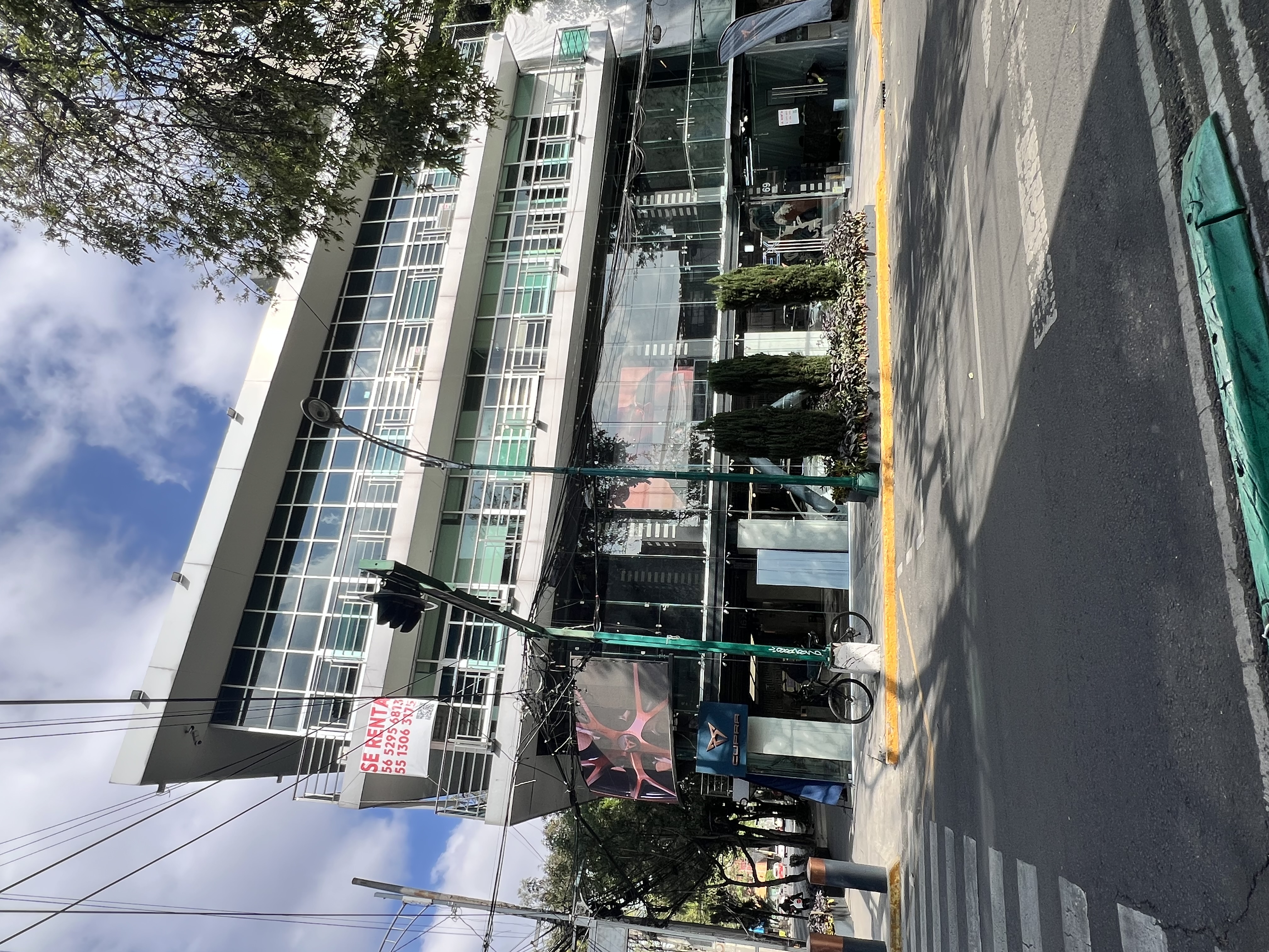 Gran espacio equipado para oficinas de 580m2, con aire acondicionado, sonido de ambientación, cancelaría de piso a techo con gran iluminación y vista.
Espacios amplios, edificio con elevador, doble acceso y CCTV. Ubicado a una calle de Insurgentes Sur, metrobús Durango y glorieta de Cibeles