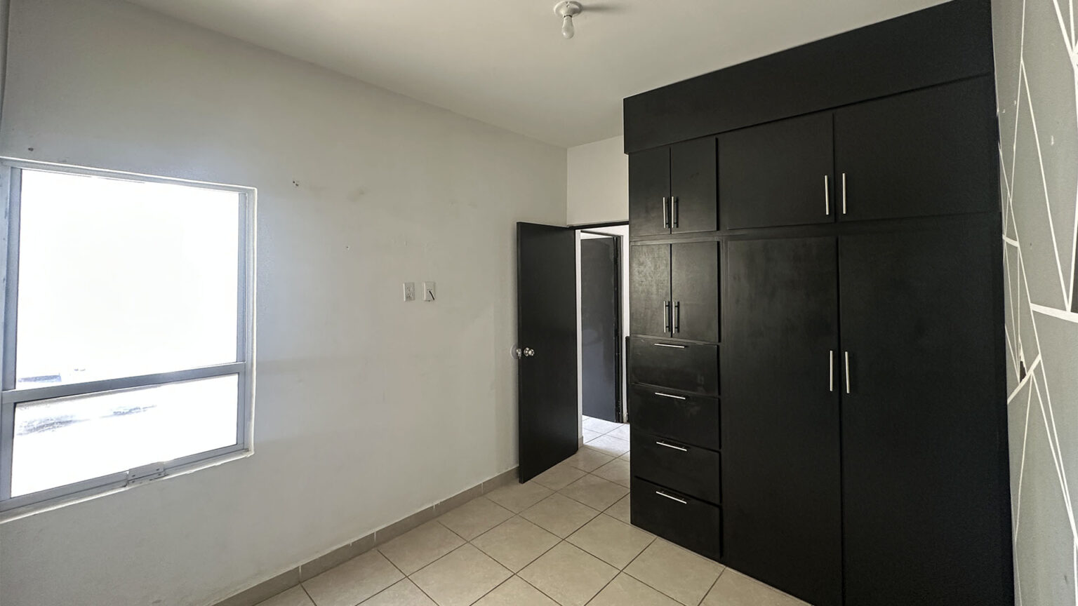 Casa en Venta en Madeira Residencial
¡Vive en un lugar tranquilo y cómodo, diseñado para disfrutar con tu familia! Contáctanos para más información o para agendar una visita.
Espacios:
• 3 recámaras amplias.
• 2 baños completos.
• Patio trasero y pasillo lateral.
• Área de estacionamiento.
Venta MXN $2,500,000 pesos