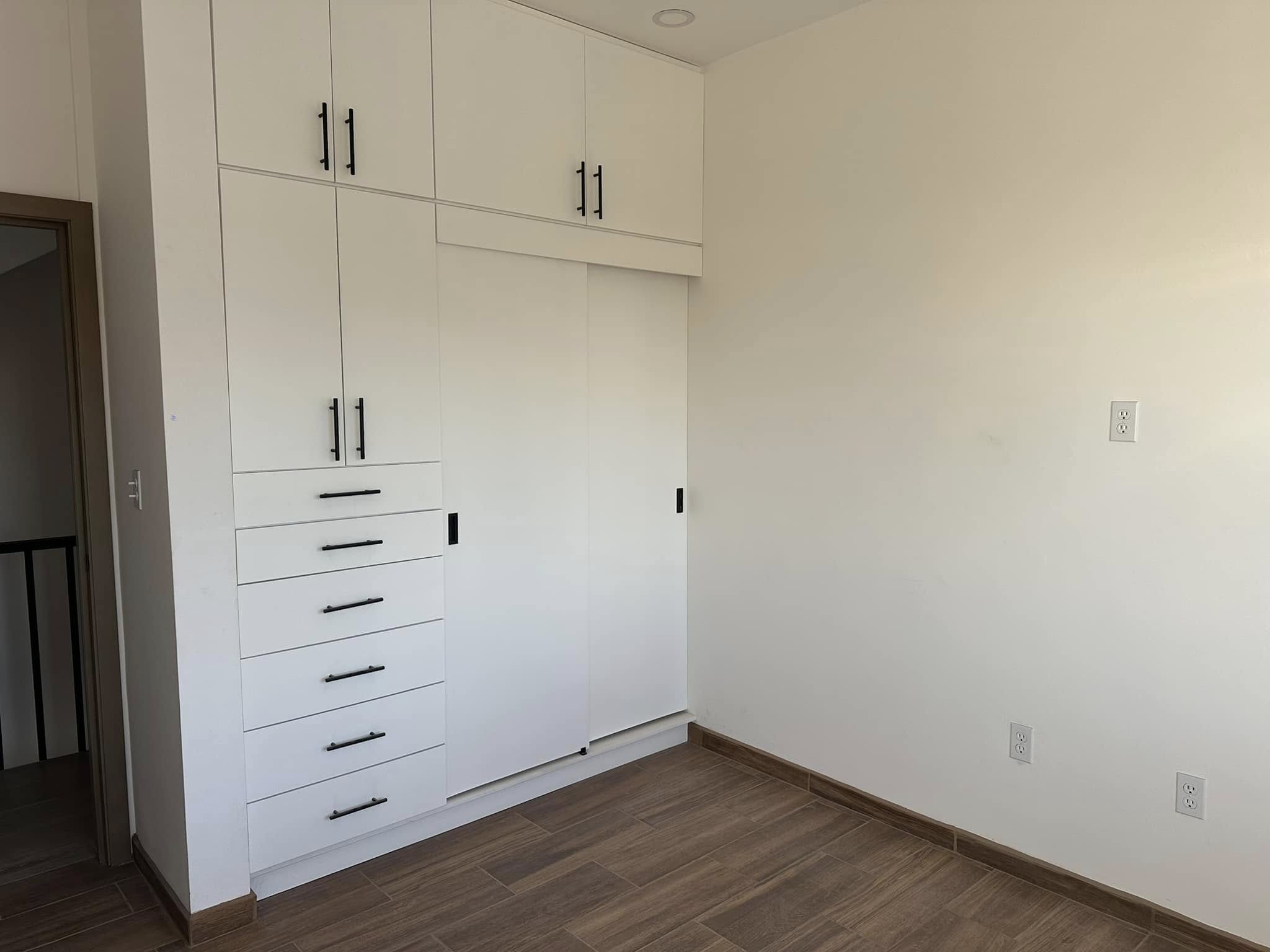 Townhouse en Renta en Avenida Las Ferias
Este acogedor townhouse es perfecto para profesionales o familias que buscan vivir en una ubicación privilegiada en Tijuana, con acceso rápido a diversos servicios y puntos de interés. Si estás interesado en conocer esta propiedad, no dudes en contactarnos para agendar una visita. ¡Te atenderemos con gusto!
Ubicación:
• Situado en Avenida Las Ferias, a solo pasos del Club Britania.
Renta USD $1,600 dlls por mes