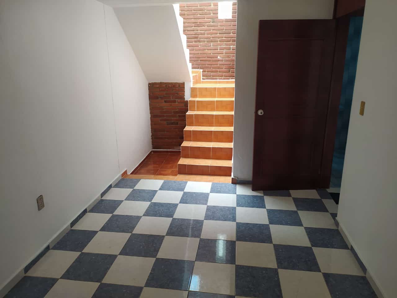 Casa amplia y con excelentes acabados.
Ubicación:
Colonia Bosques de Colón, a 10 min de la Prepa No.5, Toluca, Estado de México.
Cuenta con:
4 recamaras
2 baños completos
Garage para 1 auto
1 despacho
Cocina
Sala
Comedor
Cuarto para juegos
Patio de servicio.
Acabados: Loseta cerámica en toda la casa, closets en recamaras, la cocina apenas se coloco nueva, lista para habitar.
Se aceptan créditos, si no cuenta con el con gusto se le tramita con la institución que mas le convenga.