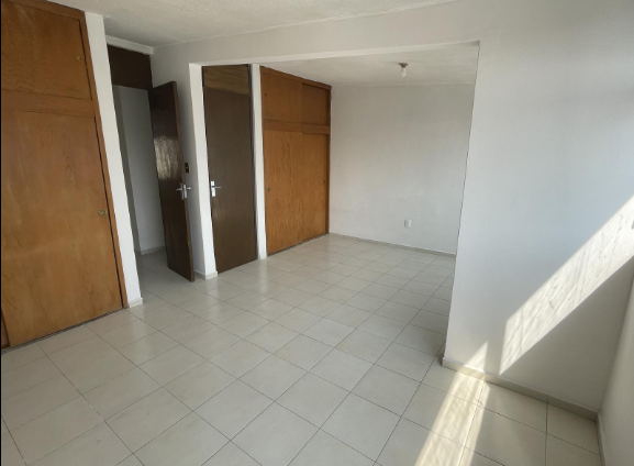 Excelente oportunidad para adquirir casa en una de las colonias más buscadas en Metepec. En privada con portón eléctrico. Cerca de la parroquia de casa blanca.
