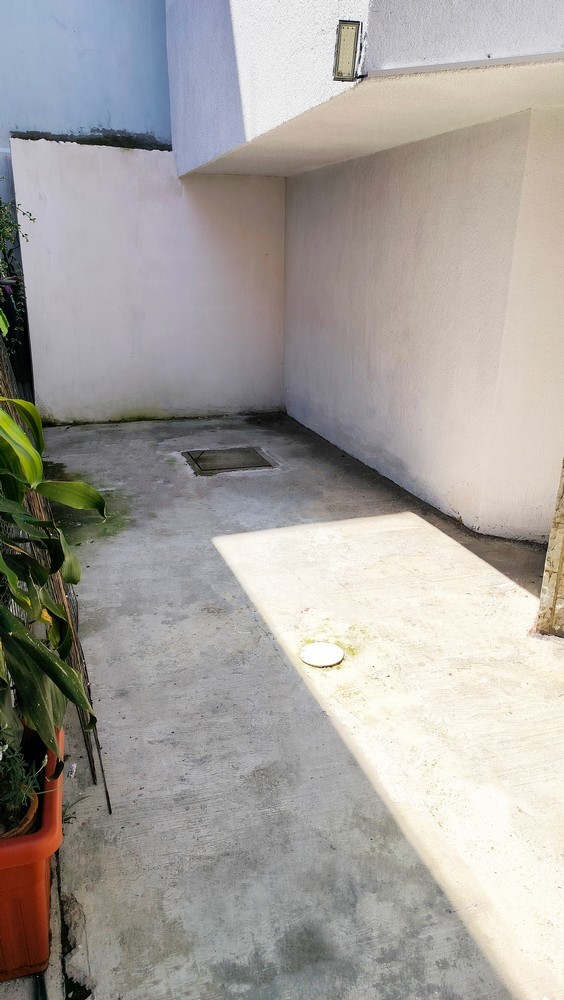 Tiene 3 recámaras con closet, la principal con baño completo y otro baño completo para las demás recámaras, sala-comedor, cocina con cocineta y alacena, medio baño, zotehuela ampliada, cochera para 2 autos.
Está remodelada, tiene puertas nuevas, pintura nueva, closets nuevos, cocineta nueva, muebles de baño nuevos, se pintó en exterior e interior y se impermeabilizó con carpeta asfáltica la azotea.
Lo mejor es el precio $1,590,000 pesos en la zona es difícil encontrar casa de este rango