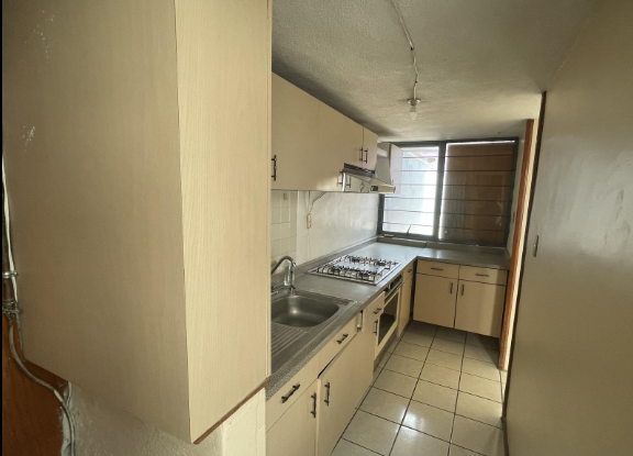 Excelente oportunidad para adquirir casa en una de las colonias más buscadas en Metepec. En privada con portón eléctrico. Cerca de la parroquia de casa blanca.