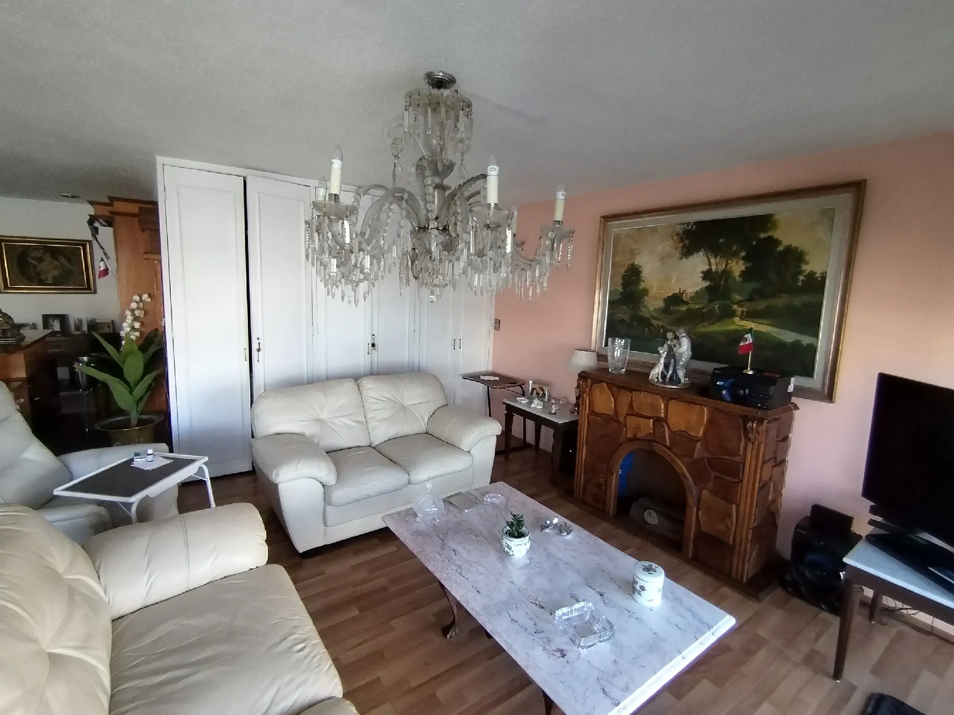 Excelente oportunidad en una de las mejores zonas de la CDMX.
¡Departamento en condominio en venta!
Precio a tratar: $5.8M
✅Descripción:
🔺152 m²
🔺 Antigüedad: 45 años.
🔺2 recámaras con opción a 3.
🔺Recámara principal con baño completo y vestidor.
🔺Sala
🔺Estancia
🔺Cocina
🔺📺Área de TV o estudio.
🔺2 baños completos.
🔺5° piso.
🔺Balcón.
🔺Cuarto de servicio con baño completo.
🔺Área de lavado.
🔺🚘🚘2 cajones de estacionamiento.
🔺🛂Seguridad 24 Hrs.
🔺2 elevadores.
⚠️Solo Trato Directo