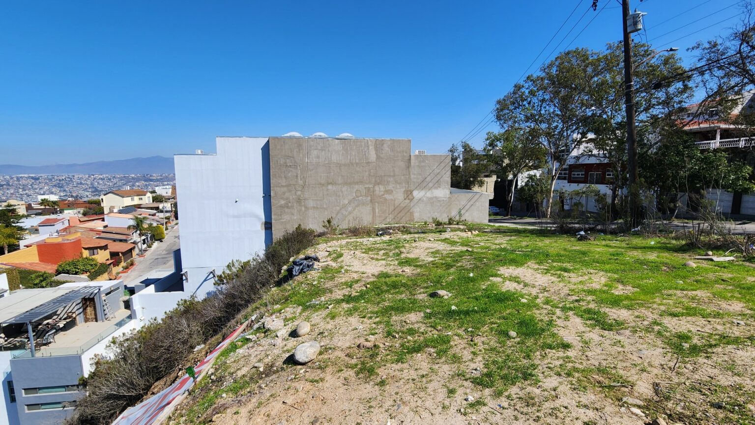 Terreno en Venta en Chapultepec Novena
Oportunidad única para construir la residencia de tus sueños o realizar una inversión segura y redituable. Este terreno se encuentra en una de las zonas más exclusivas de la ciudad, con una ubicación estratégica en Zona Dorada y una espectacular vista panorámica.
Ventajas del terreno:
• Ubicación privilegiada en el corazón de Zona Dorada.
• Calle amplia y tranquila, ideal para disfrutar de privacidad y comodidad.
• Diversas rutas de acceso, facilitando l