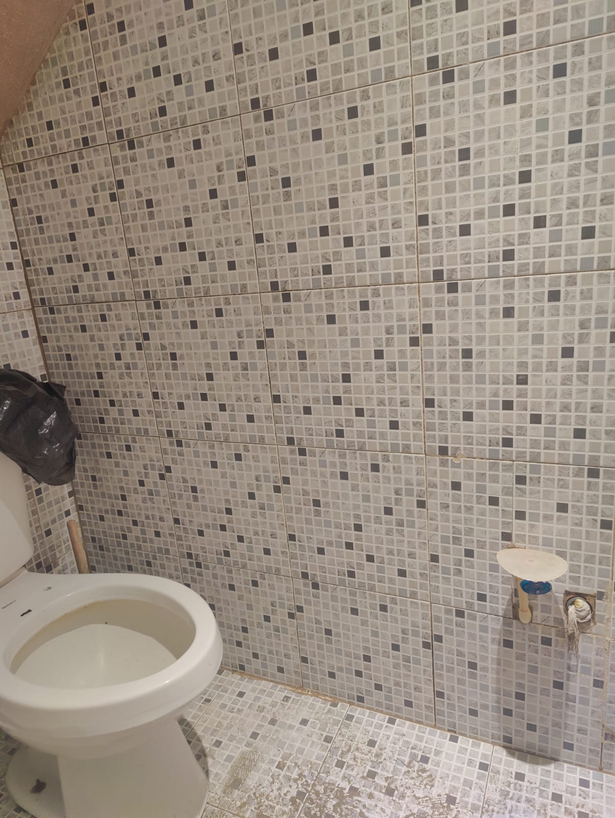 Se renta cuarto para 1 persona, en excelente ubicación cerca del Centro Comercial Paseo La Fe, estación de la ecovía De la Zanja, Av. Miguel Alemán, Av. Acapulco, aeropuerto. Cuenta con lavandería techada, donde lavar la ropa, colgar la ropa y también lavadora ($60 pesos x carga). Ideal para estudiantes y para trabajadores y gente foránea.
La renta es de $3,500 al mes más $200 pesos de servicios.