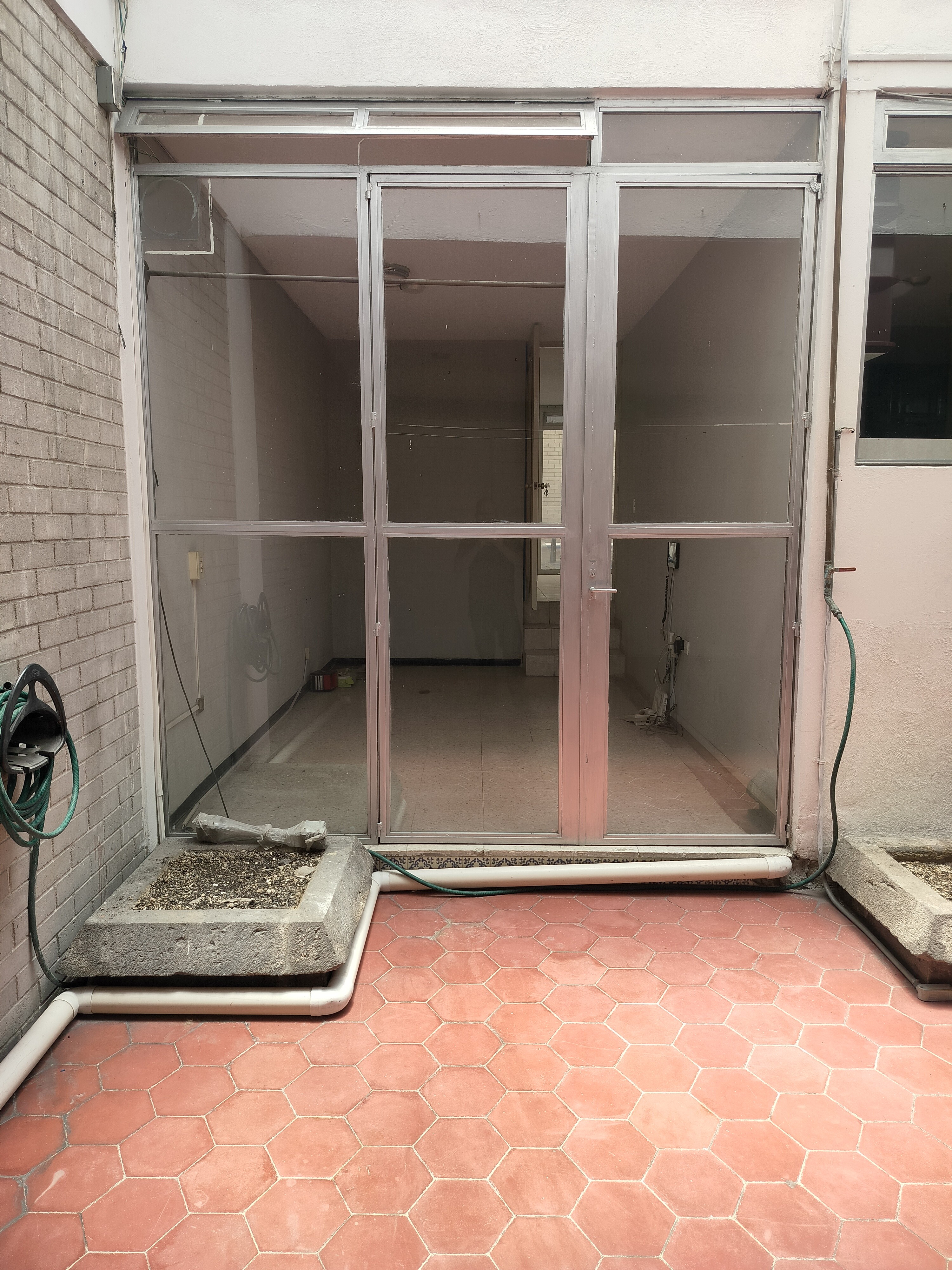 Excelente tanto para casa habitación o comercio, SPA, Clínica de Rehabilitación, Consultorio, Oficinas.
Tiene alberca techada con policarbonato, funcionando con filtros y caldera.
La casa cuenta en planta baja con:
cochera techada para 2 automóviles, Sala comedor, cocina con cocina integral, 1 recámara, baño completo y despacho.
En planta alta:
Tiene 2 recámaras amplias con closets, terraza y baño completo.
En la azotea tiene roofgarden con asador, cuarto de lavado y cuarto de servicio baño