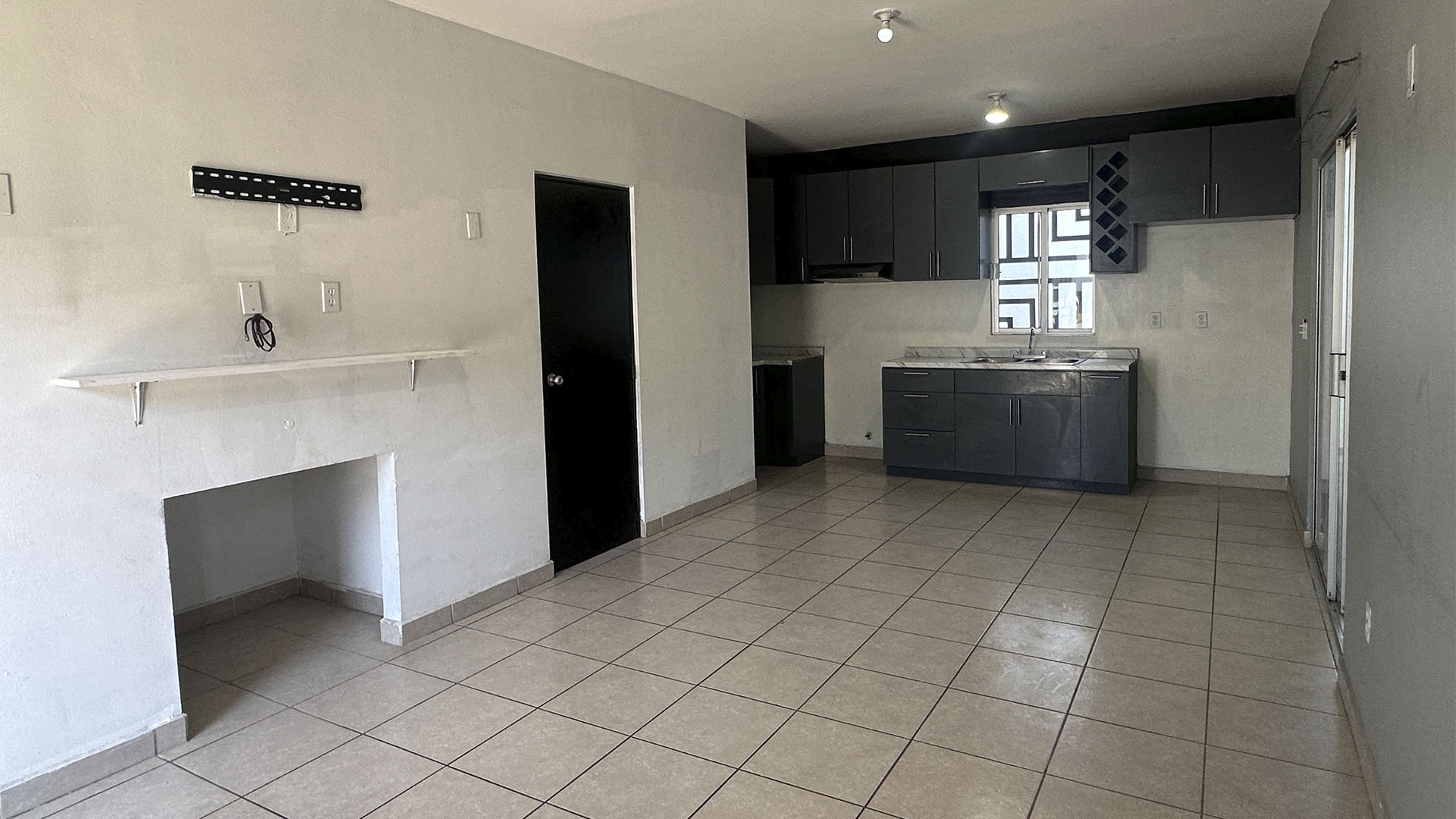 Casa en Venta en Madeira Residencial
¡Vive en un lugar tranquilo y cómodo, diseñado para disfrutar con tu familia! Contáctanos para más información o para agendar una visita.
Espacios:
• 3 recámaras amplias.
• 2 baños completos.
• Patio trasero y pasillo lateral.
• Área de estacionamiento.
Venta MXN $2,500,000 pesos