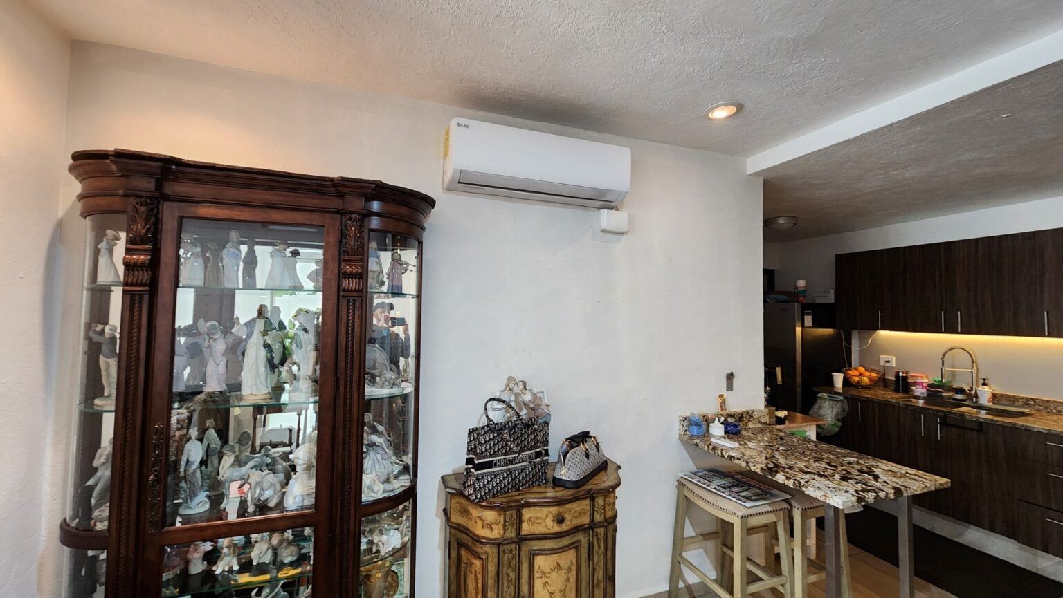 Departamento en Venta en Colinas de Chapultepec
Este amplio y moderno departamento te ofrece la oportunidad de vivir en una de las zonas más privilegiadas de Tijuana. Ubicado dentro de la Zona Dorada, disfrutarás de un entorno seguro, con excelente conectividad y acceso inmediato a escuelas, restaurantes, bares y comercios. Ideal para quienes buscan comodidad, seguridad y un estilo de vida práctico y bien ubicado.
Características
• Superficie de 105 m² en un solo nivel.
• 2 recámaras.
• 2 bañ