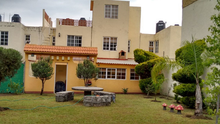 Amplia casa en conjunto cerrado a 10 minutos de Tlaxcala
CONTACTO: 2221767909
Fraccionamiento La Virgen en Panotla Tlaxcala y
a 30 de Volkswagen
424 m2 de terreno
220 m2 de construcción
Junto a zona arbolada con hermosa vista.
Con amplio jardín de 250 m2
PLANTA BAJA:
Recibidor
Sala comedor
Cocina integral
Estudio
Bar
Baño de visitas
Cuarto de servicio
Área de lavado
Jardin verdaderamente grande
PLANTA ALTA
4 recámaras
2 baños completos
SE VENDE CON O SIN MUEBLES