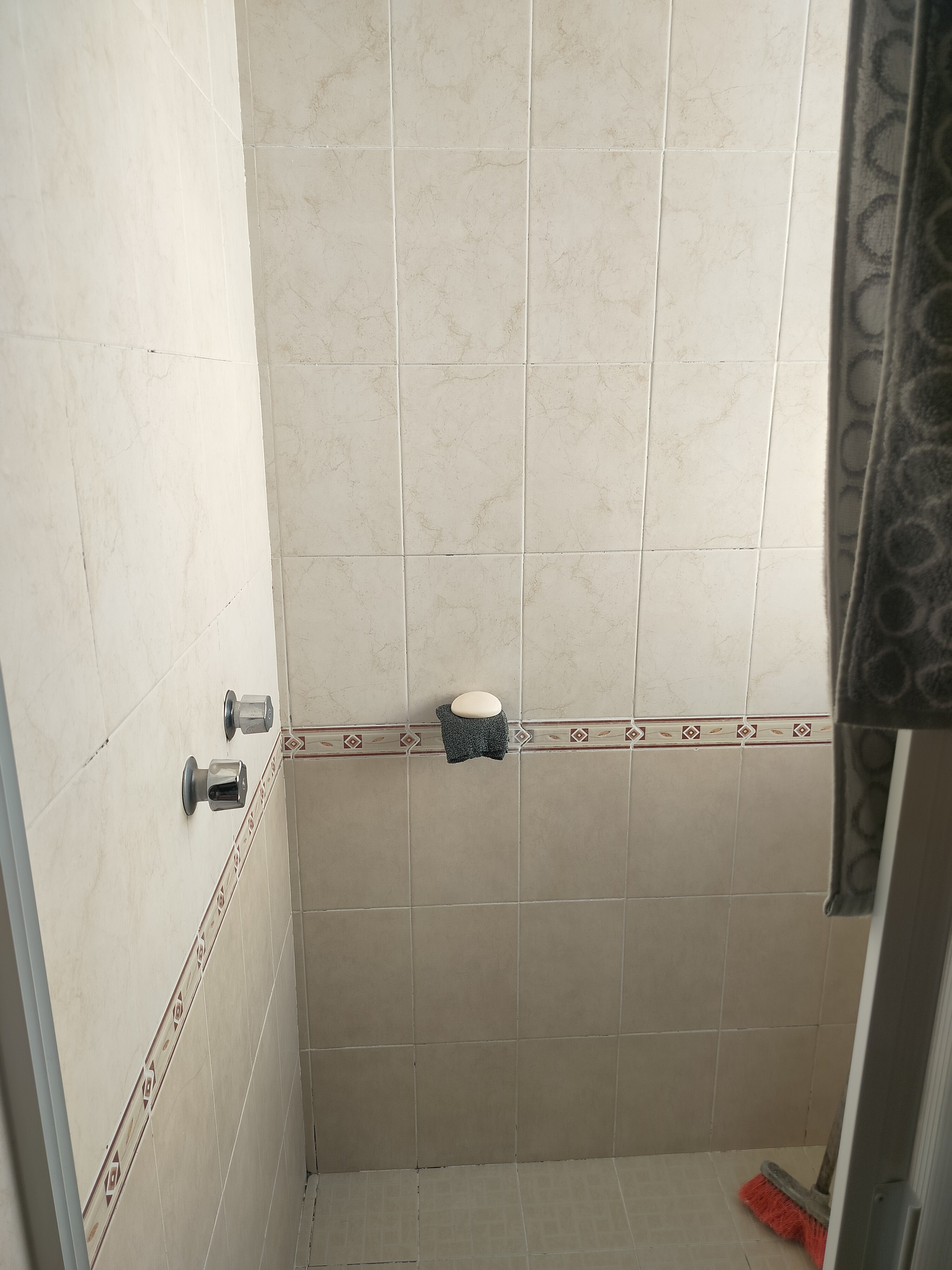 Se encuentra atrás de la UNIPUEBLA, cerca del Coppel Guadalupe y cerca del centro comercial centro sur.
En planta baja cuenta con sala, comedor, cocina amplia con alacena grande le cabe desayunador, tiene medio baño, zotehuela, cochera para 1 auto y cisterna.
En planta Alta tiene 2 recámaras de muy buen tamaño con closets grandes, baño completo amplio.
Se puede ampliar la casa para hacerle un piso más con 2 recámaras grandes.
Aceptamos cualquier crédito.