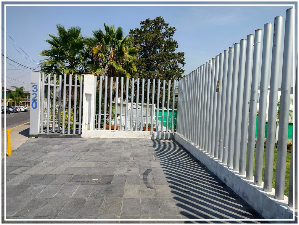La propiedad en este momento funciona como jardín de eventos, por lo que tiene pergolados fijos, uno de 236 metros cuadrados y otro de 50 metros cuadrados, también cuenta con cocina equipada para eventos, baños para hombres y para mujeres, también tiene una bodega debajo de las escaleras y estacionamiento para 5 vehículos. pero con mucho espacio para estacionarse por ambos frentes incluso con la calle perpendicular que tiene al frente la propiedad.