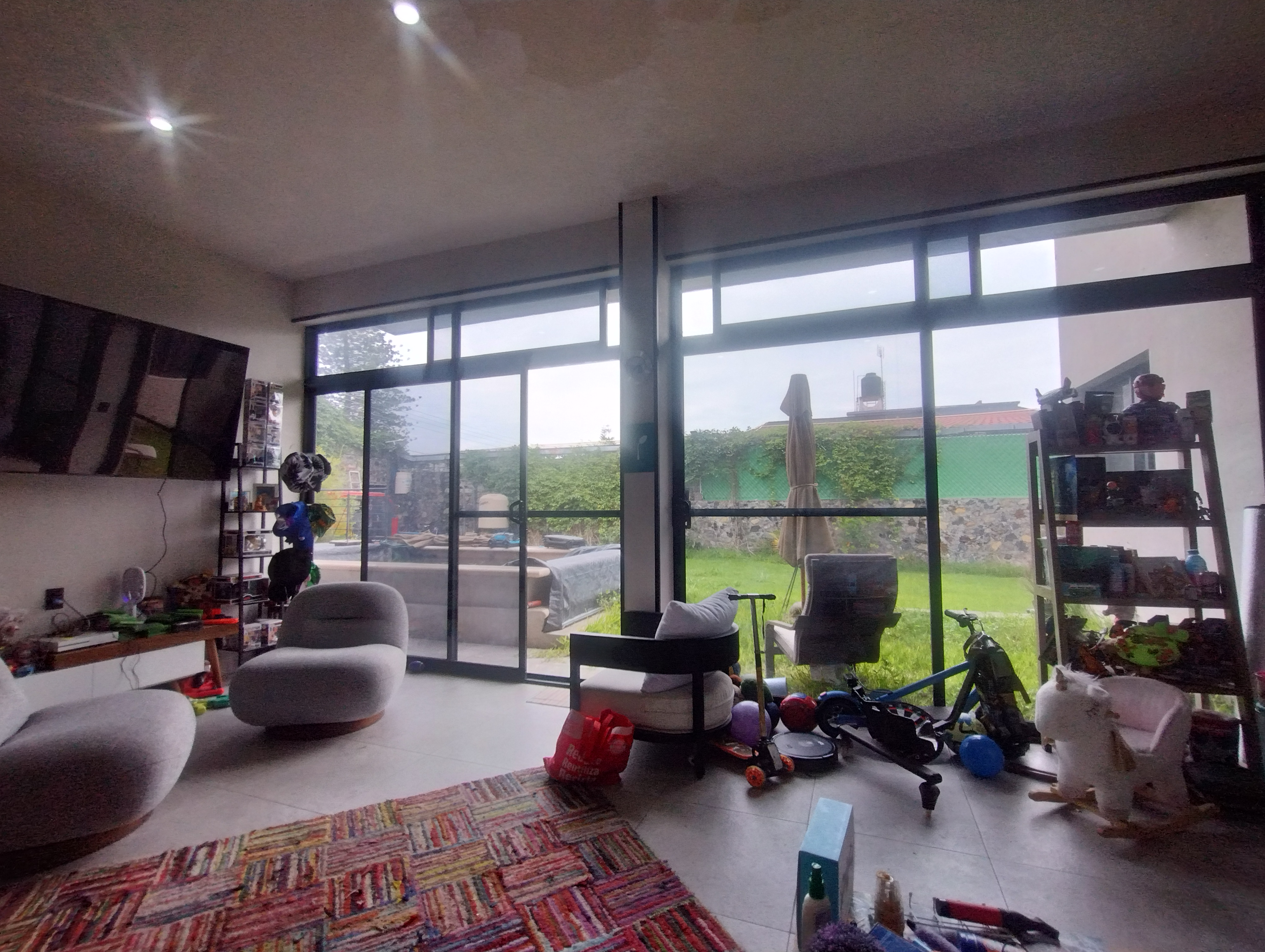 Casi 2 años de antigüedad estilo moderno industrial acabado en microcemento para mantener fresco el interior aún con calor extremo, cantera en fachada.
400 M2 de Terreno
300 M2 de construcción 
3 estacionamientos 
Bardas perimetrales de piedra volcánica 
Alberca acabado chukum tipo jacuzzi 
Cocina integral cuarzo
Cuarto de lavado
Cisterna 8 mil litros
Cistema de captación de agua 
cisterna de 5 mil litros 
Sistema de ahorro de agua en regaderas
Sistema híbrido de energia
