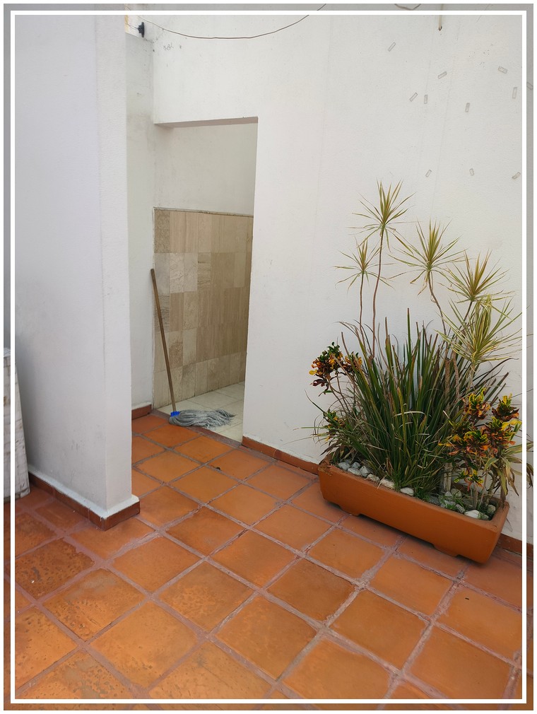 La propiedad en este momento funciona como jardín de eventos, por lo que tiene pergolados fijos, uno de 236 metros cuadrados y otro de 50 metros cuadrados, también cuenta con cocina equipada para eventos, baños para hombres y para mujeres, también tiene una bodega debajo de las escaleras y estacionamiento para 5 vehículos. pero con mucho espacio para estacionarse por ambos frentes incluso con la calle perpendicular que tiene al frente la propiedad.